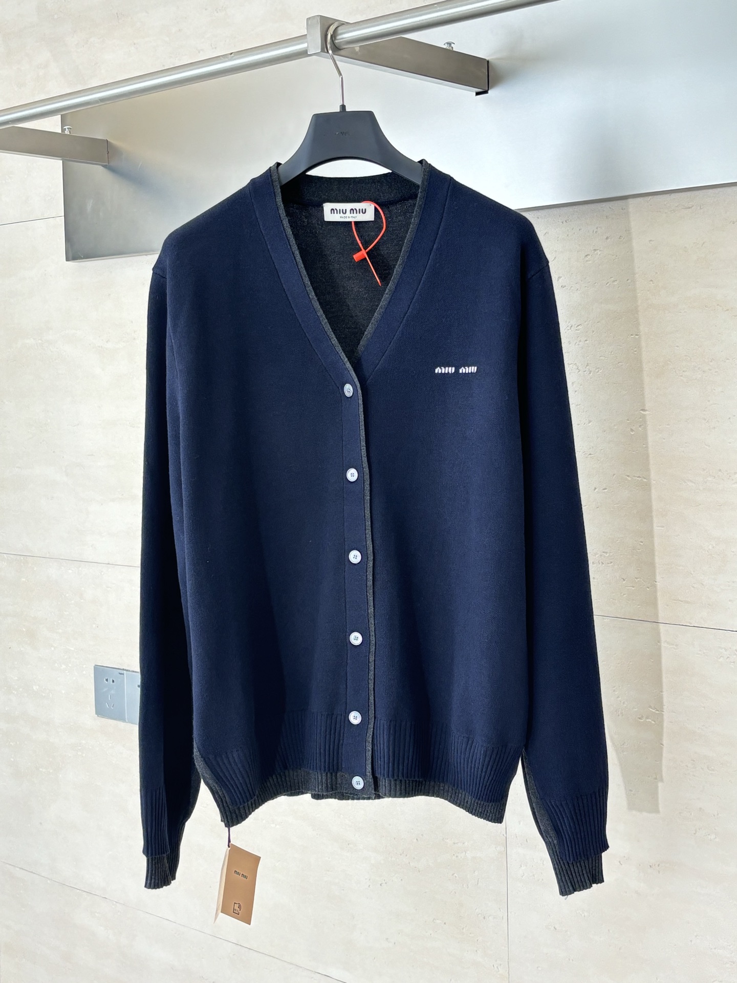 NO:539992,Miumiu*/Miao Miu 25 new logo-inlaid sweater cardigan fixed-knit cashmere rosy coat soft texture as clouds Comfortable skin Finely applied with noble and elegant deep indigo as the base, rubbed into the fog border of dark gray, accidentally entered the visual trap of contrasting colors The exquisite MiuMiu logo dances on the left chest, full of recognition The curve of the V-neck follows ergonomics The gentle twist of dark gray hidden on the inside of the neckline The clever design of the two-stage style saves the trouble of matching, but retains the high-end feeling of layering, the high-end feeling of exuding from the inside out, a twin dress, shapes a ever-changing style, made of imported German jacquard, precisely controls the arrangement and interweaving of yarns carefully intertwined on the loom Miu Miu logo jacquard art pattern inlay, the fabric is more vivid and three-dimensional  Size40/42/44/46, miumiu,sweaters,alexander wang19860909Miumiu*/缪缪 25新款镶嵌徽标毛衣开衫 定织羊绒丝光褛 软糯肌理 如云朵般柔软 舒适贴肤 以高贵优雅的深靛蓝为底 揉进深灰的雾感边界 误入撞色的视觉陷阱 精致MiuMiu徽标在左胸处翩翩起舞 辨识度十足 V领弧度遵循人体工学 领口内侧藏着深灰的温柔转折 两段式巧妙设计 省去搭配的烦恼 却保留叠穿的高级 由内而外散发的高级感 一衣双生 塑造万变风格 德国进口机提花组织而成 精确地控制纱线的排列和交织方式 在织机上精心交织 Miu Miu徽标提花艺术图案镶饰 织物更加生动立体 Size40/42/44/46,,miumiu,sweaters,alexander wang,Men's clothing