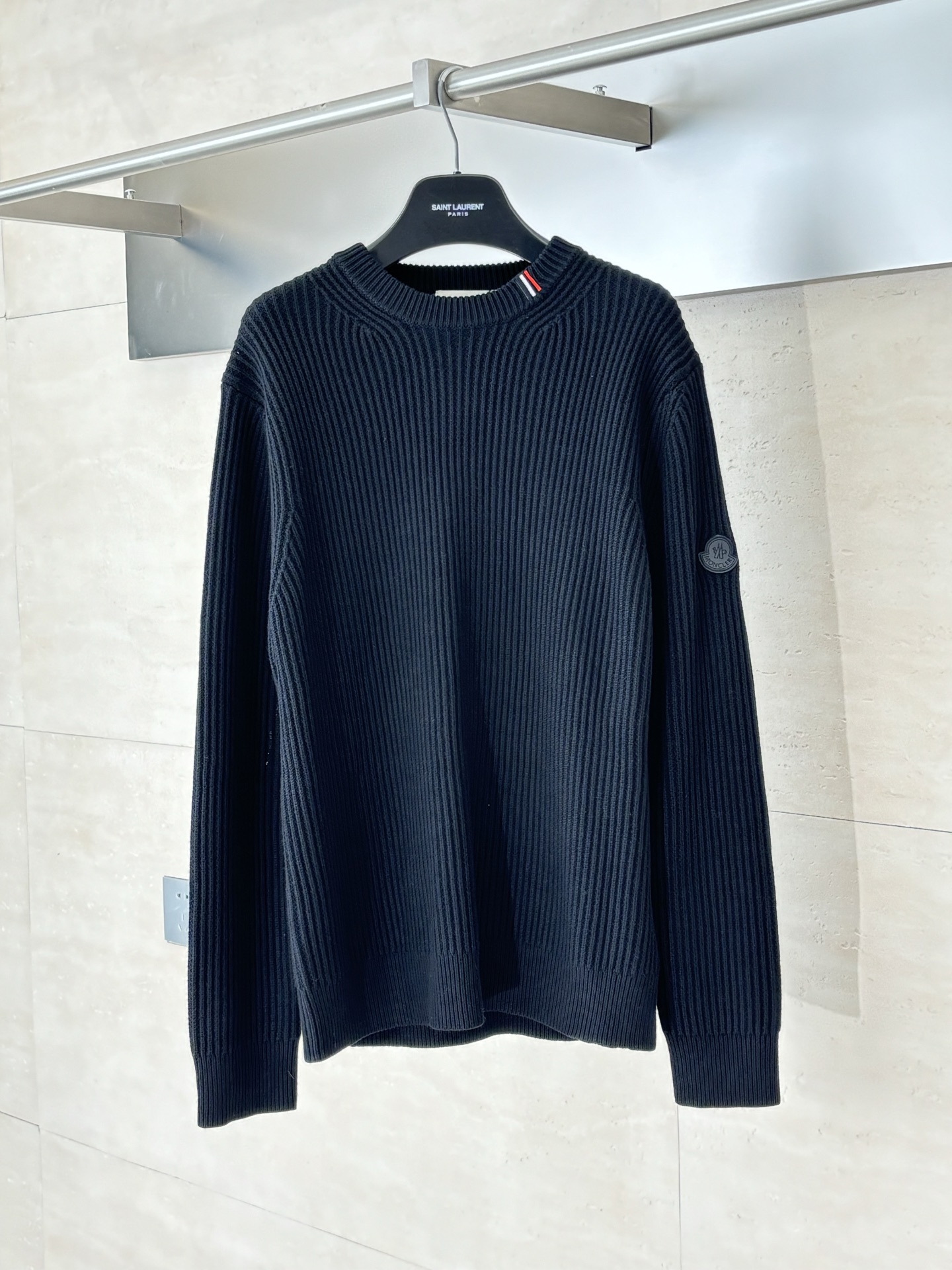 NO:539808,Moncle*/Passed 25 new autumn and winter style contrasting logo embroidered pullover knitted sweater vertical texture weaving shoulder stamp embellishment His family combines military classics with street fashion designs that seem niche designs that can be matched well in all occasions Fabric yarn is made of pure cotton material Thickness in autumn and winter Comfortable upper body while breathable and well warm SizeS/M/L/XL, Moncler, sweaters, alexander wang19860909Moncle*/蒙口 25秋冬新款 撞色标识刺绣套头针织毛衣 竖纹肌理感 织造 肩部章仔的点缀 他家把军事经典 结合街头已经时装融为一体的设计 看似小众的设计 各种场合都能很好的搭配 面料纱线 采用纯棉的材质 秋冬季的厚度 上身舒适 透气的同时 又有很好的保暖性 SizeS/M/L/XL,,Moncler,sweaters,alexander wang,Men's clothing