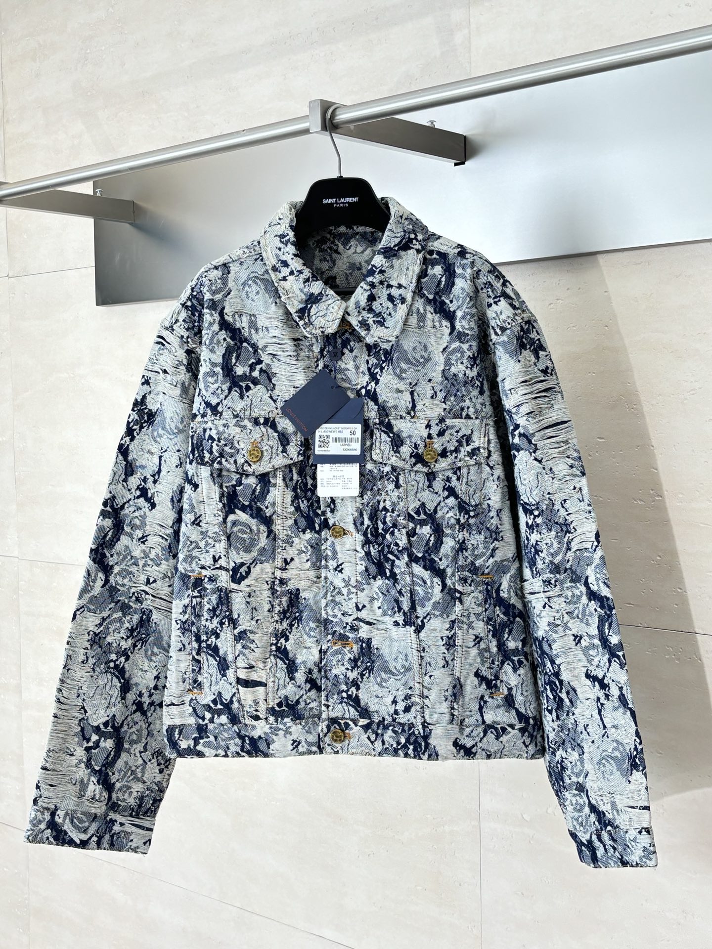 NO:539998,1V/Louis 22FW retro floral tassel denim jacket original 19,600 operation, retro Sailo thickened floral jacquard veil fabric, through washing and sand and gravel polishing, creates an old texture, the color is too natural, the whole piece of clothing does not cut corners, the minimum size is 3 kilograms. Heavy industry embroidery technology creates an ultimate artistic sense, you can see how complex the craftsmanship of this piece is. The white thread is hidden under the white thread, and the cut will show a monogram pattern. The old flower pattern is in a smooth and shallow, and the invisible parts are exquisite. The back leather brand is color-tight and the iron mold pattern is made of real cowhide, making a real cowhide suede, which is different from the blurry version on the market. The lacquer copper-bright copper engraving is clear and delicate, environmentally friendly, color-friendly spray-dyeing, and the seam tube thread inside the clothes is wrapped in fine workmanship, perfect restoration, and kills all versions on the market in seconds.  Size46/48/50/52,,louis vuitton,jackets & coats,cowhide,alexander wang198609091V/路易 22FW 复古花卉流苏牛仔外套 原19,600操作,复古赛络纺加厚花卉提花露纱面料,通过洗水及砂石打磨,形成做旧质感,色泽过度自然,整件衣服不偷工减料最小码3斤重.重工刺绣工艺打造极致艺术感看实物就知道这件衣服的工艺有多复杂,采用刺子绣工艺白线下面暗藏了一丝小心机,剪开会呈现出monogram 老花图案深浅有致,看不到的地方都是精致.后摆皮牌对色开铁模图案,真头层牛皮绒面制作,区别市面模糊的版本.烤漆铜亮铜色刻字清晰细腻环保定色喷染,衣服内里的缝筒车线包边 ,做工精细 ,完美还原,秒杀市面所有版本. Size46/48/50/52,,louis vuitton,jackets & coats,cowhide,alexander wang,Men's clothing