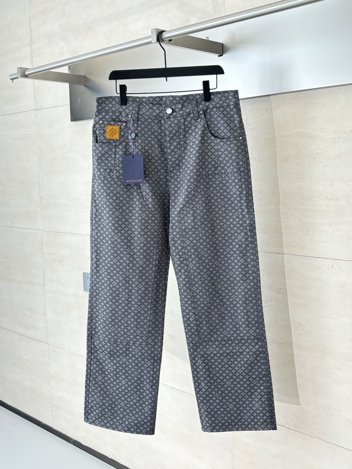 NO:540003,1V/Louis Presbyterian 4-leaf clover scattered jacquard jeans This cotton presents Dandy Monogram jacquard pattern for the 2025 autumn and winter show, injecting rich texture into the casual silhouette. The pocket and splicing structure are rich in details, and the pearlescent buttons interpret Dandy style, which can create a leisurely and elegant shape with the same style. SizeS/M/L/XL,,louis vuitton,jeans,alexander wang198609091V/路易 老花四叶草鱼鳞提花牛仔裤 本款棉质呈现 2025 秋冬秀场的 Dandy Monogram 提花织纹,为休闲廓形注入丰富肌理.口袋和拼接结构丰富细节,珠光纽扣诠释丹迪风尚,可与同款共筑闲雅造型. SizeS/M/L/XL,,louis vuitton,jeans,alexander wang,Men's clothing