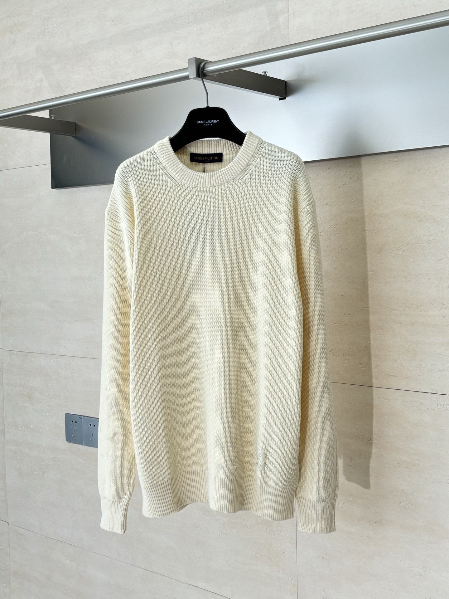 NO:539810,1V/Louis 25FW autumn and winter new style basic logo embroidery plain pullover knitted sweater SizeS/M/L/XL,,louis vuitton,sweaters,alexander wang198609091V/路易 25FW秋冬新款 基础标识刺绣素色套头针织毛衣 SizeS/M/L/XL,,louis vuitton,sweaters,alexander wang,Men's clothing