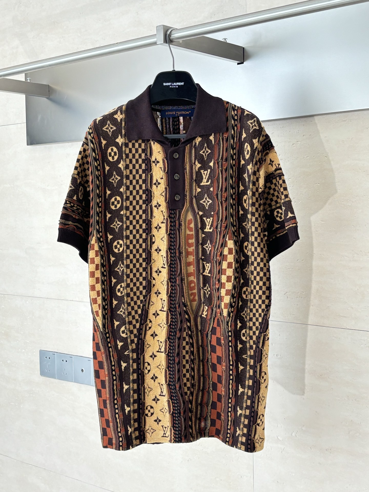 NO:539812,1V/Louis 25FW Co-branded Nigo series Monogram jacquard Polo collar knitted short sleeves. Heavy industry positioning three-dimensional contrasting color inlay craftsmanship runs through the fashionable and high-end feeling!  Swiss woven positioning inlay craftsmanship, high-end pink color matching, sporty style for men and women!  The classic wide version is fashionable and high-end!  SizeS/M/L/XL,,louis vuitton,T-shirt,alexander wang198609091V/路易 25FW 联名Nigo系列Monogram花提花Polo领针织短袖 重工定位立体撞色嵌花工艺贯穿时髦高级感！瑞士机织定位嵌花工艺,高级粉嫩配色 运动气息男女同款！经典宽版版型时髦又高级！ SizeS/M/L/XL,,louis vuitton,T-shirt,alexander wang,Men's clothing