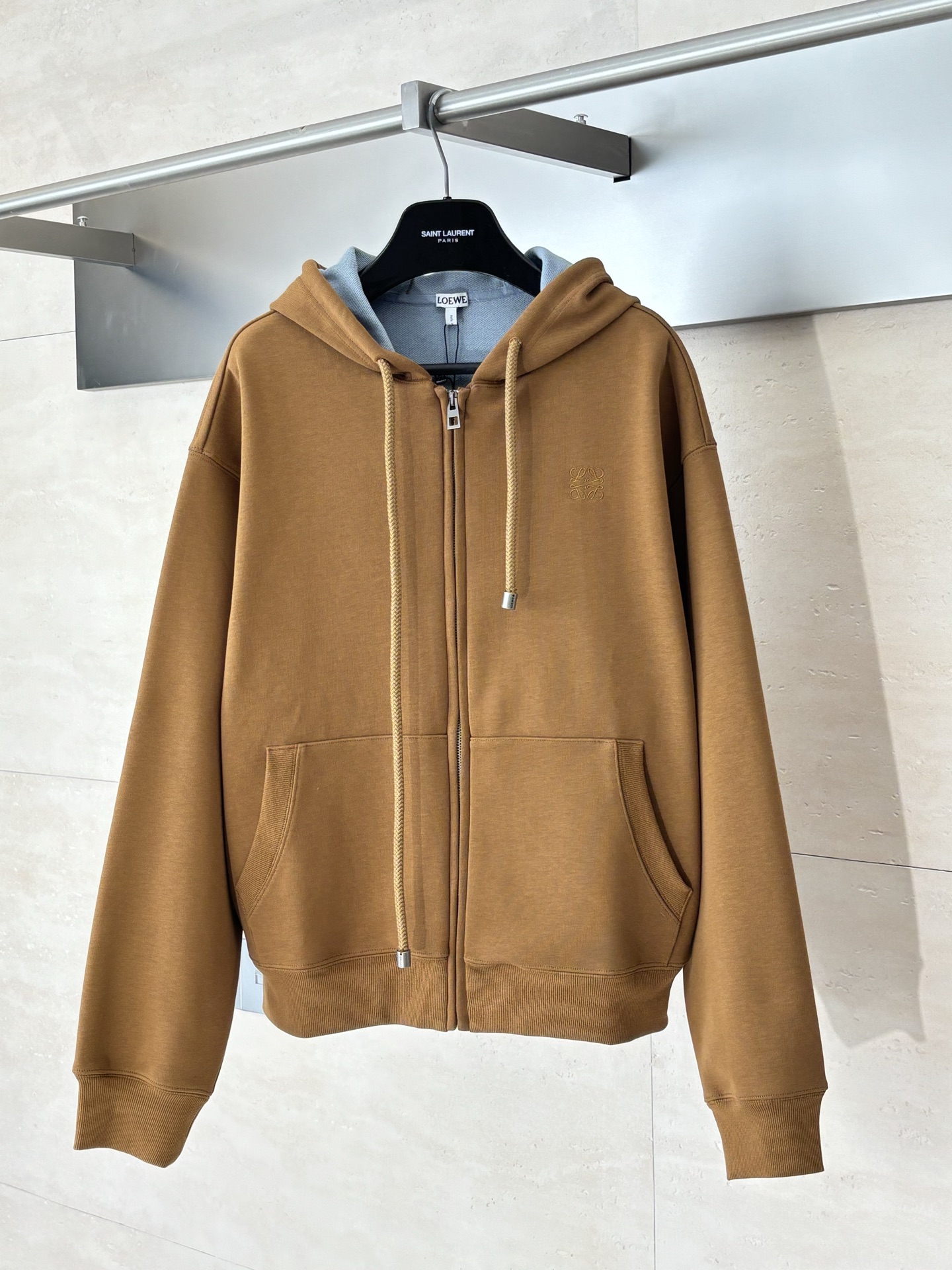 NO:539806,Loew*/Luo Yiwei New embroidered hooded sweatshirt imported high-woven cotton material, the front chest is embellished with brand thorn logo, showing the brand's low-key and luxurious tone. The front hem is designed with large pockets, a must-have for hand warming in autumn and winter, adding a sense of styling. SizeS/M/L/XL,,loewe,loewe,loewe,hoodie,sweatshirts,hats,alexander wang19860909Loew*/罗意威 新款刺绣连帽卫衣 进口高织全棉材质,前胸采用品牌刺logo点缀,彰显品牌低调奢华调性 前幅下摆大口袋设计,秋冬暖手必备 增添造型层次感 SizeS/M/L/XL,,loewe,loewe,hoodie,sweatshirts,hats,alexander wang,Men's clothing