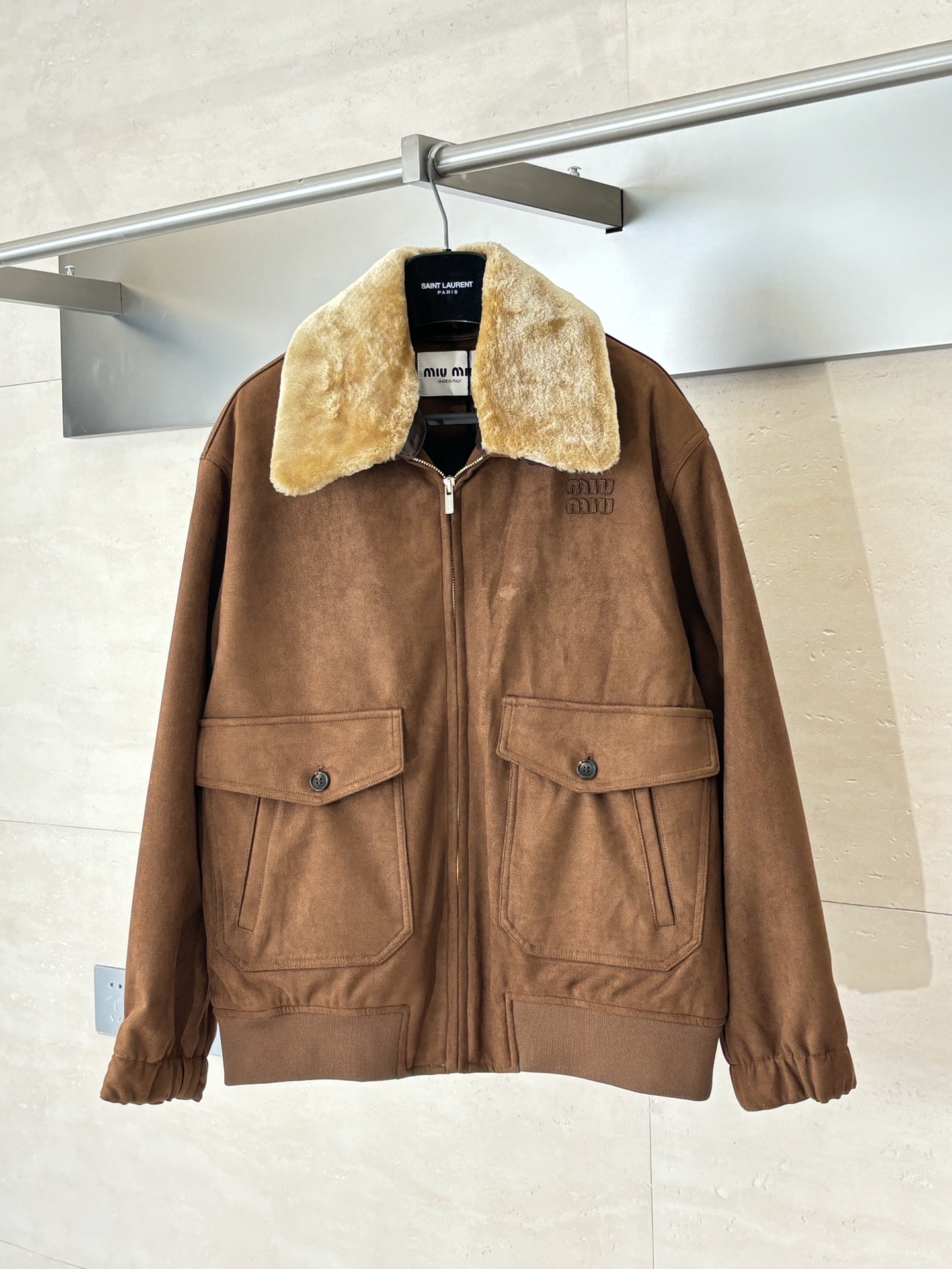 NO:539805,MiuMi*/MuMi 25 new wool collar zipper embroidered cotton jacket Exclusive custom imported fur integrated, full and thick wool texture, delicate and soft feel, super warm upper body, classic motorcycle style, simple and atmospheric Deconstructionist tailoring design concept fashionable and handsome, positioning oil-edged embroidered letter logo low-key luxury lapel design warm and not bloated Original custom hardware accessories, perfect workmanship quality depends on details SizeS/M/L,,miumiu, jackets & coats,alexander wang19860909MiuMi*/缪缪 25新款毛领拉链刺绣棉服外套 独家定制进口皮毛一体,毛质饱满厚实 手感细腻软糯,上身超级保暖 经典机车版型,简单大气 解构主义剪裁设计理念时髦又帅气,定位油边刺绣字母logo低调奢华 翻领设计保暖不臃肿 原版定制五金配件,完美做工品质看细节 SizeS/M/L,,miumiu,jackets & coats,alexander wang,Men's clothing