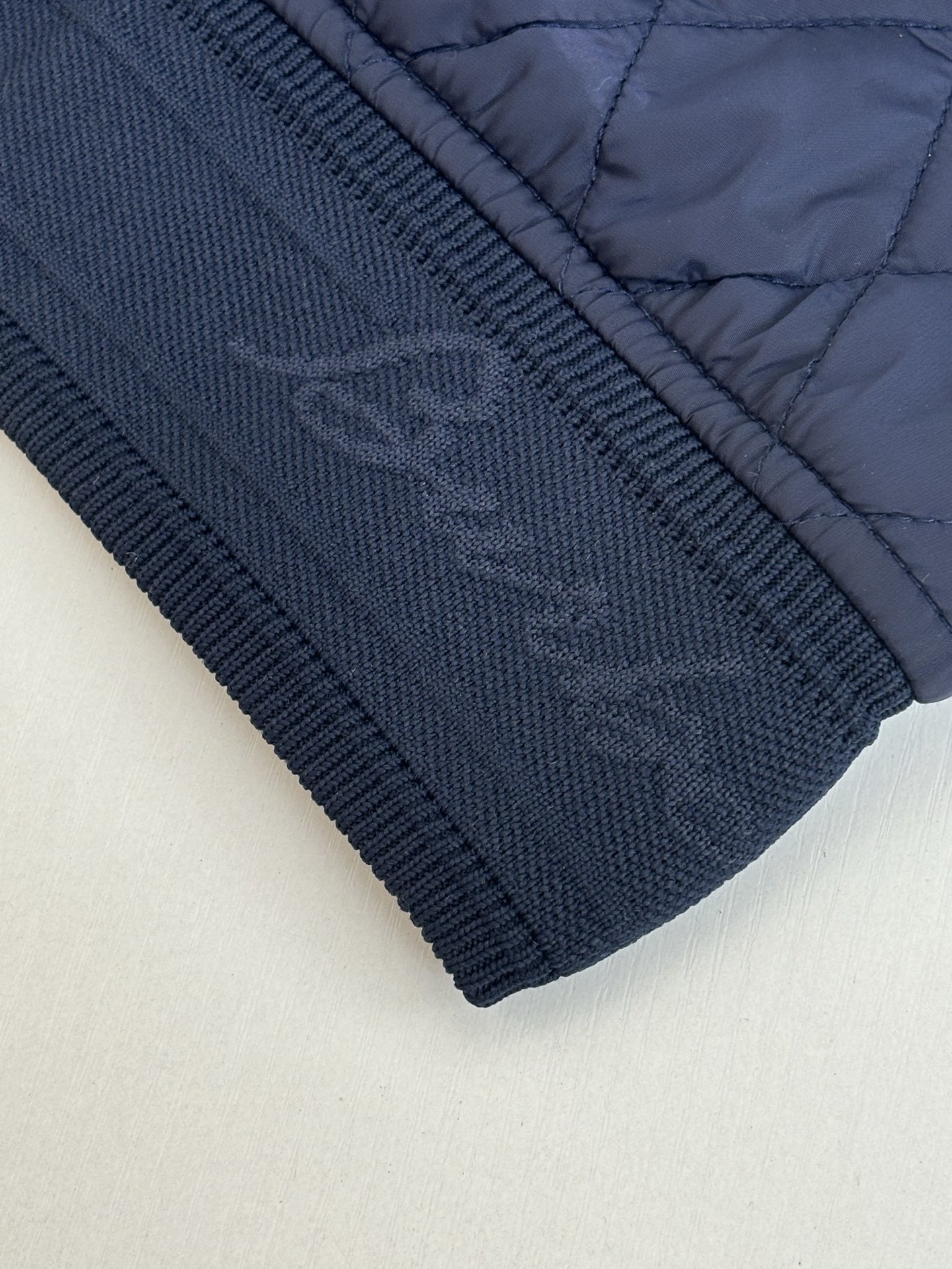 Burberr*/巴宝莉 BBr菱格立领尼龙夹克外套采用定制进口防风防水尼龙面料,轻盈防护的同时提升秋冬