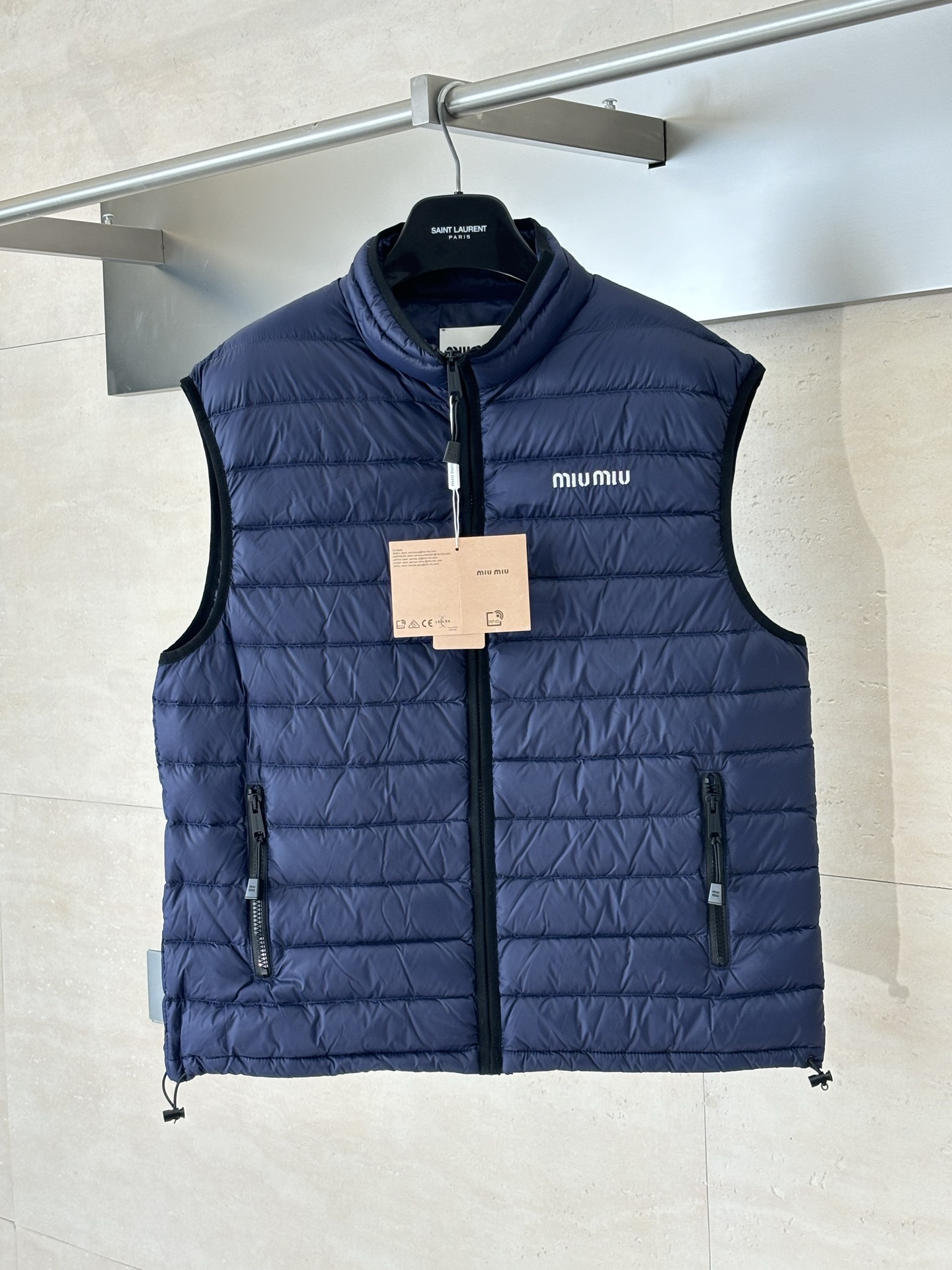 NO:539835,MiuMi*/MuMi Logo letter embroidered down vest High-end nylon fabric made of high-end polyamide fiber, 90 national standard high-quality down, with a loading volume of 180 grams, high fluffy and strong warmth. The logo adopts imported machine embroidery technology, using advanced computer control system and precision mechanical components Size44/46/48/50/52,,miumiu, down jacket, alexander wang19860909MiuMi*/缪缪 标识字母刺绣羽绒马甲 选用高支数的聚酰胺纤维打造的高端尼龙面料,90国标高品质羽绒,充绒量达到了180克,蓬松度高、保暖性强 徽标采用进口机刺绣工艺,使用先进的计算机控制系统和精密的机械部件 Size44/46/48/50/52,,miumiu,down jacket,alexander wang,Men's clothing