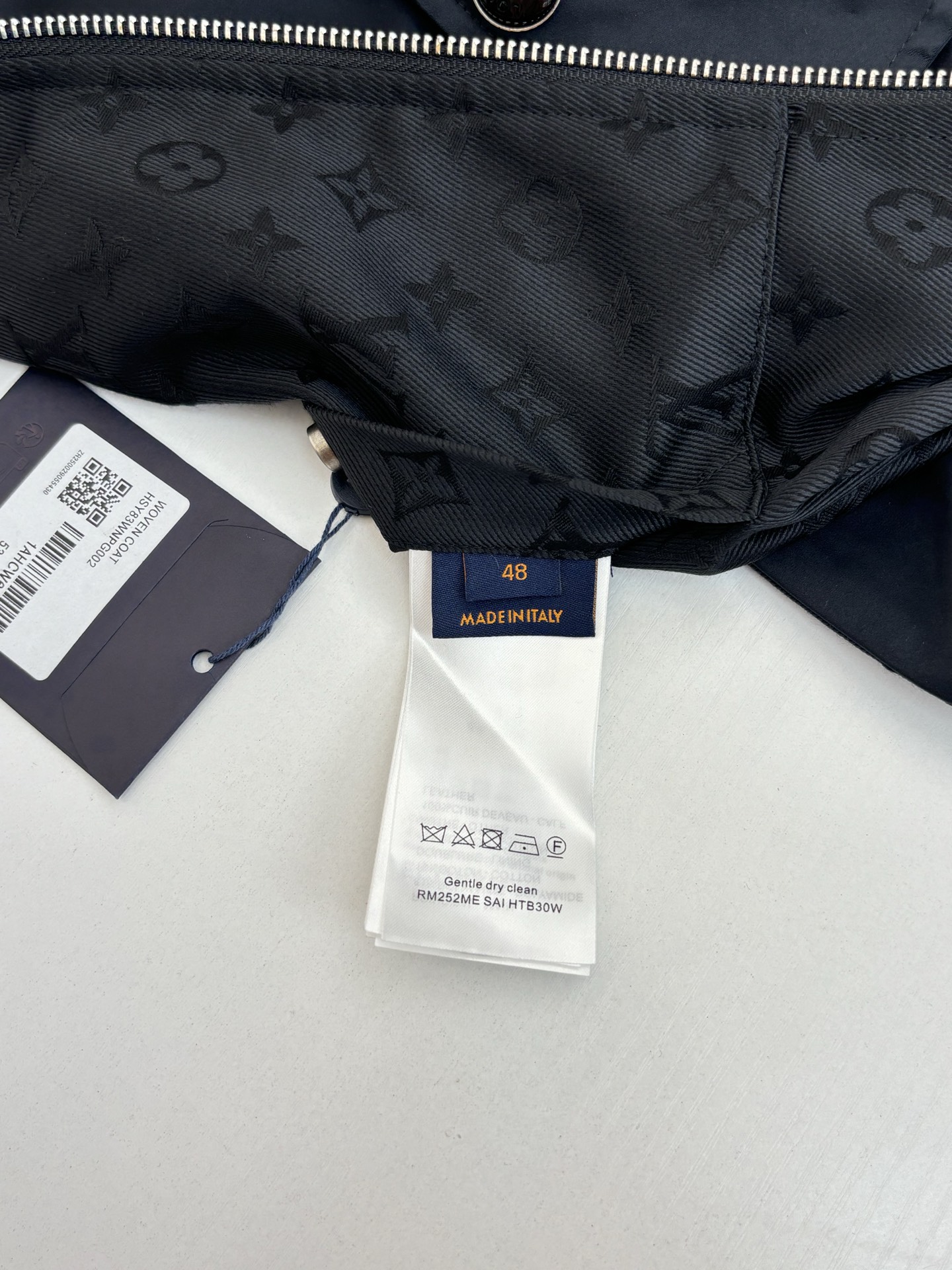 1V/路易 标识皮领双面满印翻领夹克外套采用定制化的提花面料，通过复杂的织法将经典老花图案融入其中，每一