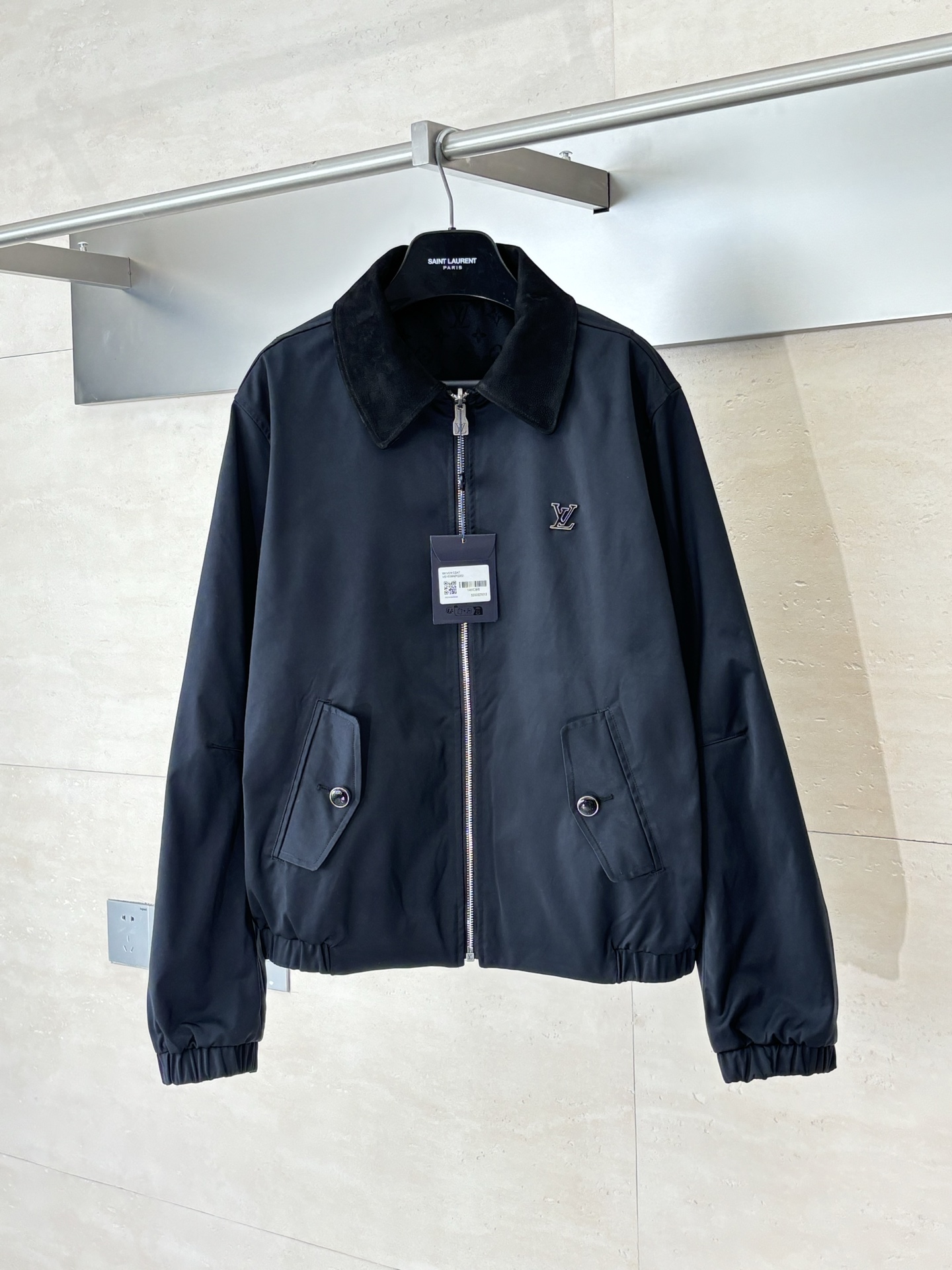 NO:539797,1V/Louis logo leather collar double-sided lapel jacket jacket uses customized jacquard fabric, which integrates classic presbyopia patterns into it through complex weaving. Each pattern is clear and three-dimensional, visually recognizable, and the touch is very delicate and wear-resistant and comfortable. On the one hand, imported leather fabric is fully displayed. On the other hand, it uses different color fabric to add visual layering and design sense. It is highly functional and can be worn on both sides to provide different wearing options, increasing the frequency and practicality of use. Zippers and other hardware are finely made, the coating is uniform and firm, and the zipper is smooth and unimpeded when zippered, and it is not easy to get stuck or fade when used for a long time. Three-dimensional tailoring technology can fit the human body well, and the style is crisp when worn. Size46/48/50/52,,louis vuitton,jackets & coats,jackets  & coats,alexander wang198609091V/路易 标识皮领双面满印翻领夹克外套 采用定制化的提花面料,通过复杂的织法将经典老花图案融入其中,每一处花纹都清晰立体,视觉上极具辨识度,触感也十分细腻兼具耐磨性与舒适;一面采用进口皮质面料,尽显个性；另一面采用异色面料,增添视觉层次与设计感；功能性强,可双面穿提供不同穿着选择,增加使用频率和实用性;拉链等五金件,做工精细,镀层均匀且牢固,拉链拉合时顺滑无阻,长期使用也不易出现卡顿或掉色的情况;采用立体剪裁工艺,能够很好地贴合人体身形,穿着时版型挺括 Size46/48/50/52,,louis vuitton,jackets & coats,jackets & coats,alexander wang,Men's clothing