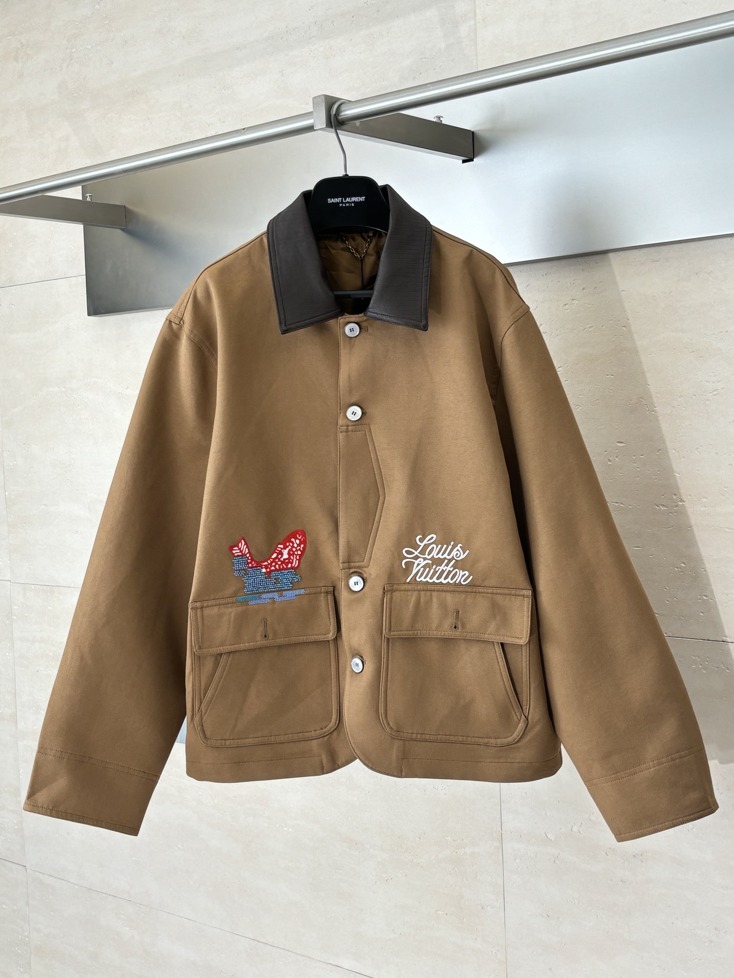 NO:539799,1V/Louis 25ss new Nigo co-branded fishing cotton canvas work jacket leather collar jacket from the 2025 autumn and winter show Pharrell Williams and Nigo jointly created a collaborative series with colorful sequins and beaded embroidered brand logo. The handwritten Louis Vuitton logo and the leaping koi split buttons above the flip pocket, the lively landscape pattern behind the two designers embellish the deep friendship. Ribbed leather collar and pearlescent buttons add a unique atmosphere. Size46/48/50/52,,louis vuitton,jackets & coats,jackets & coats,alexander wang198609091V/路易 25ss新款Nigo联名 垂钓棉质帆布工装夹克皮领外套 出自 2025 秋冬秀场 Pharrell Williams 与 Nigo 联袂打造的合作系列,以斑斓亮片和串珠工致刺绣品牌标识.手写体路易威登标识和跃动的锦鲤分饰纽扣翻盖口袋上方,背后生机盎然的风景图案凝聚两位设计师的深厚友谊.罗纹皮革衣领和珠光纽扣再添别致气息. Size46/48/50/52,,louis vuitton,jackets & coats,jackets & coats,alexander wang,Men's clothing