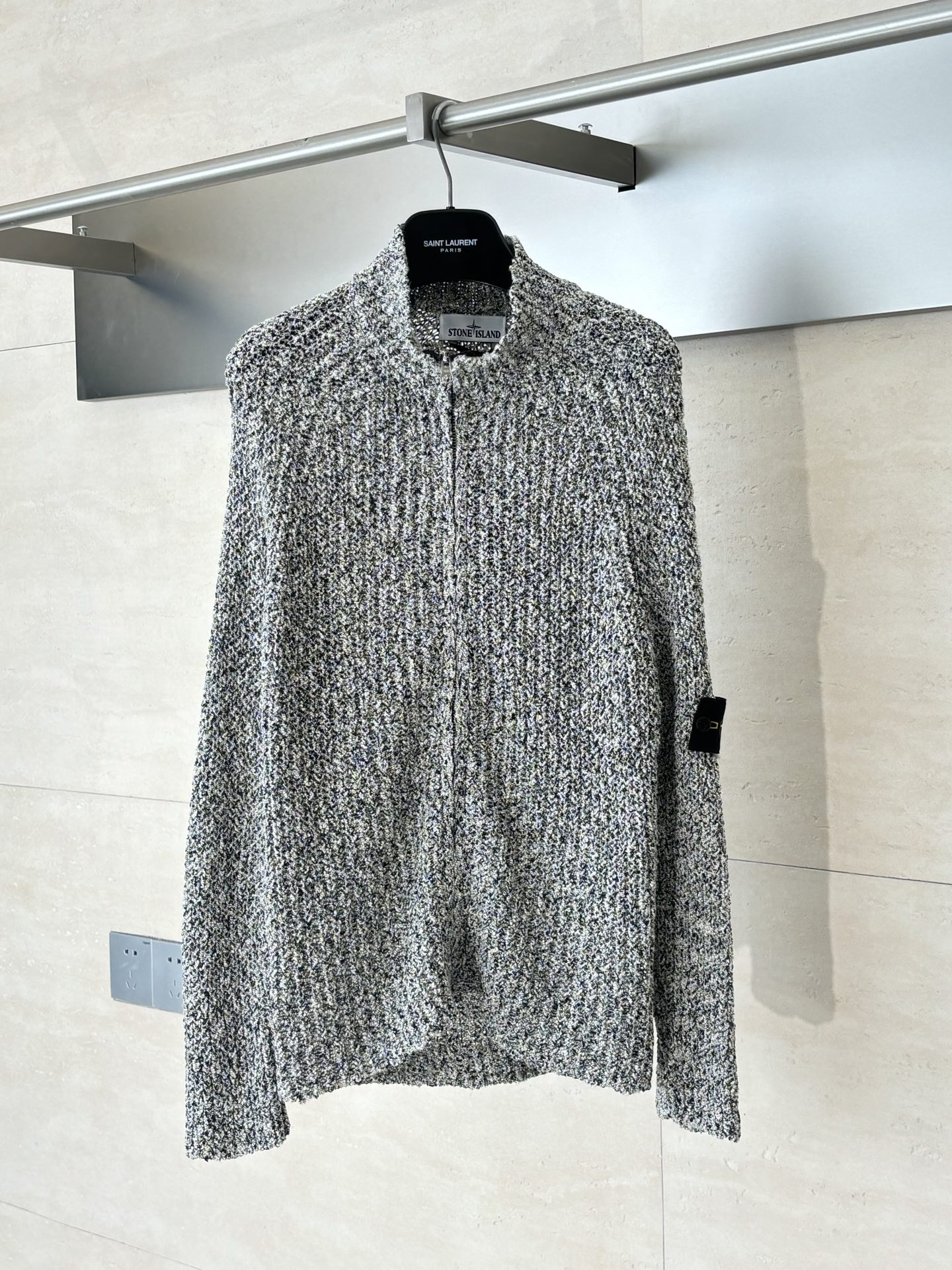 NO:539826,Stone Island*/Stone Island Coral color yarn-patched knitted sweater jacket Customized dyed original yarn, this model has become popular very early on Xiaohongshu. Many internet celebrity stores are making products that are not as good as the product. The original version is made of ready-made yarns. This model is made of 7 yarns of different colors and thicknesses and can only be arranged to achieve the original effect. The customization cycle is very long. The original version is the same as the ykk5 special craft zipper. It uses an old 9-needle thick wool loom (because of low efficiency and waste, the factory that pursues efficiency has been abandoned, and only some big brands are still using it) The strongest armband on the entire network, and all the details are identified to restore the original inspection level!  All armbands on Stone Island must have three yellow lines that are above the top, and those that do not have one look fake!  The previous model had four yellow lines, and after 21fw, we perfectly restored them all three. SizeS/M/L/XL,, jackets & coats, sweaters, alexander wang19860909Stone Islan*/石头岛 珊瑚花色拼纱针织毛衣外套 定制定染原版纱线,这款在小红书很早就爆火了,很多网红店在做,做的产品只能说不堪入目都是用现成纱线制作,此款原版为7根不同颜色、粗细的纱线经过排列才能达到原版效果,定制周期非常久,开模原版一致ykk5号特殊工艺拉链,采用老式9针粗线毛织机（因为效率低浪费大目前追求效率的工厂已经弃用,只有一些大牌还在用）全网最强袖标,所有细节鉴定点还原原版过验级别！石头岛所有袖标必须有三个出头的黄线,没有的均为一眼假！之前的款为四个出头黄线,21fw之后全部是三个我们完美还原. SizeS/M/L/XL,,jackets & coats,sweaters,alexander wang,Men's clothing