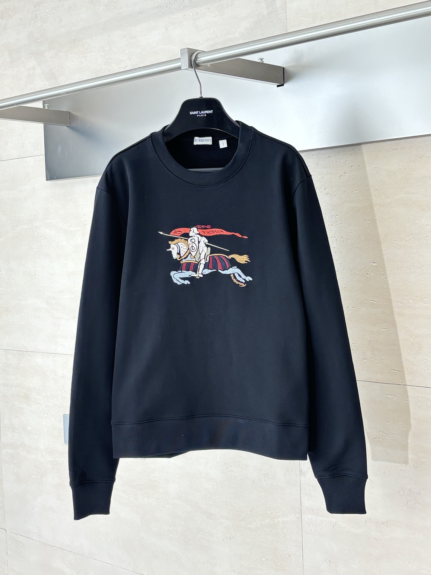 NO:539817,Burberr*/Burbery 25SS Colorful Equestrian Knight Equestrian Embroidered Round-neck Sweatshirt adopts imported combed cotton double-stranded fish scale bottom!  Imported cotton ingredient weight is 450g!  The lower foot and cuff cuff threads are uniquely designed to open 5c. The imported customer-supplied knitted fabric feels fluffy and comfortable at the same time the fabric is very tight!  Front-style war horse hollow embroidery computer scanning design Imported Bailingda embroidery machine professionalism, precision control of precision!  The imported white silk embroidery thread is made of white silk material. The surface is flat embroidered after the pattern is outlined. The overall stitching is fine. The fineness and texture are consistent with Yb~ SizeS/M/L/XL, burberry, burberry, hoodie, sweatshirts, alexander wang19860909Burberr*/巴宝莉 25SS彩色马术骑士战马刺绣圆领卫衣 采用进口精梳棉双股鱼鳞底！ 成分进口棉 克重450g！下脚与袖口袖口螺纹独特设计开口5c 进口客供针织面料手感蓬松舒服同时面料又非常紧密！ 前幅战马镂空刺绣 电脑扫描设计 进口百灵达刺绣机台绣专业度 精细度把控精准！采用进口对版本白色人丝材质绣线 经由图案轮廓打底后再进行表面平绣 整体针脚细密 精细度质感跟随Yb一致～ SizeS/M/L/XL,,burberry,burberry,hoodie,sweatshirts,alexander wang,Men's clothing