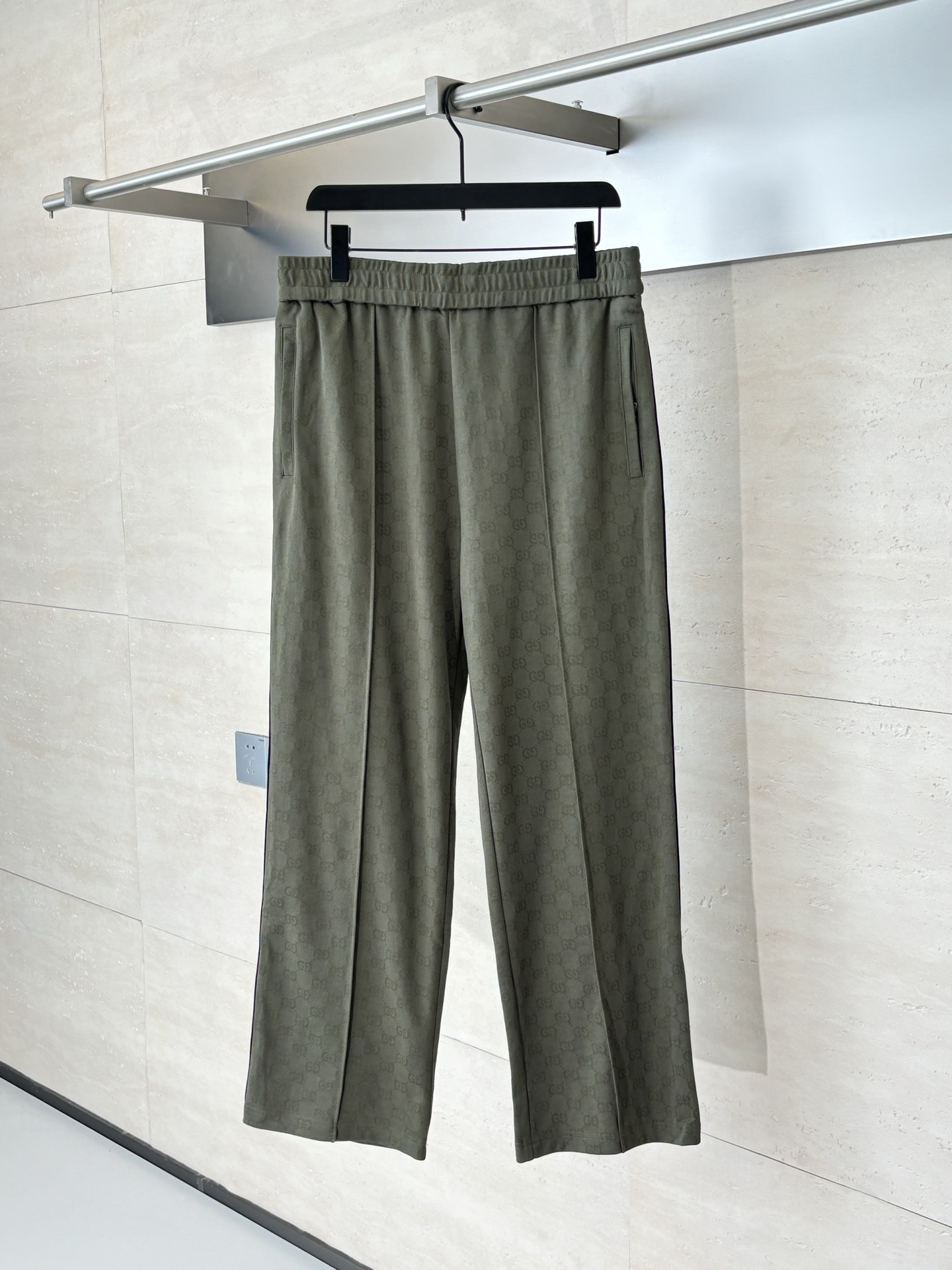 NO:539823,Gucc*/Gucc 25 new Forest Green Double G Dark Pattern Jacquard Set Jacket Jacket 2025 Series Selected ready-to-wear items are made of loose silhouettes and colorful prints, perfectly interpreting the bold and unruly style of Bohemian. This slim-fit zipper jacket is craftsmanship-made from Forest Green GG knitted jacquard fabric, and the embellished lace piping brings a unique sense of detail. SizeS/M/L/XL,,gucci,gucci,jackets & coats,jackets & coats,alexander wang19860909Gucc*/古驰 25新款 森林绿双G暗纹提花套装夹克外套 2025系列甄选成衣单品以宽松廓形融汇斑斓印花,完美诠释波西米亚大胆不羁的风情.这款修身版 型拉链夹克以森林绿GG针织提花面料匠心打造,缀饰的镶边滚边带来别致的细节感. SizeS/M/L/XL,,gucci,gucci,jackets & coats,jackets & coats,alexander wang,Men's clothing