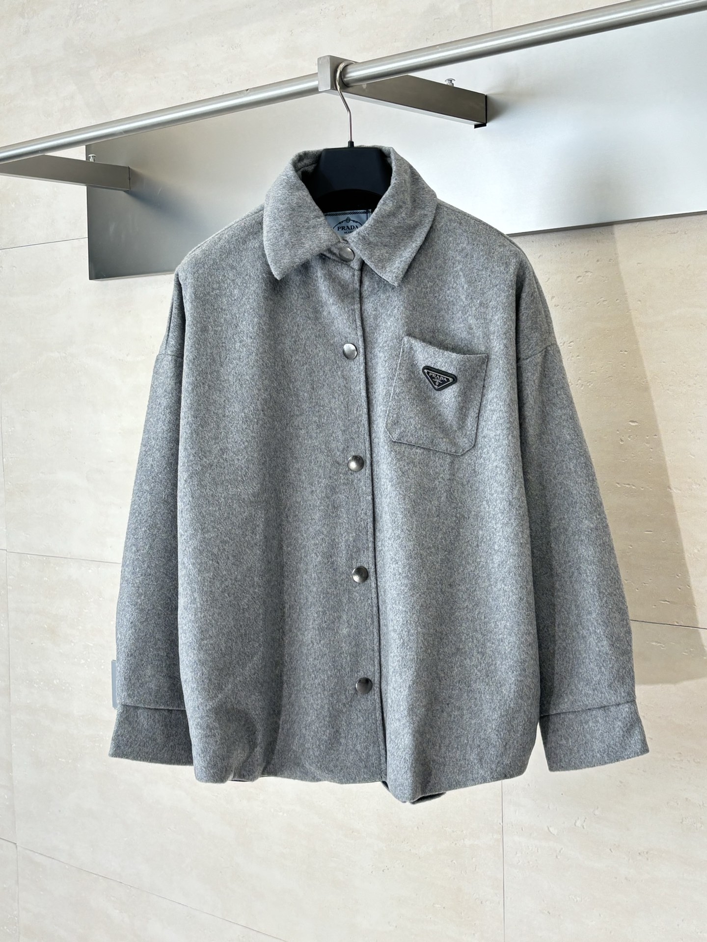 NO:539832,Prad*/Prada 22FW cashmere triangle shirt jacket original 29,400 yuan purchased. This shirt jacket is made of straight OS silhouette, pointed collar design, and matched with chest pocket. The veil is made of cashmere material, the bottom yarn is made of polyester fiber material, the enamel mark is conceptually embellished with the chest, the bottom is made of soft cowhide double-layer composite, and the face is made of stainless steel electroplated letters. Customized 20MM quad buckles, customized full set of auxiliary materials. The products of the major manufacturers are very challenging to make the upper body comfortable and natural, and the workmanship details are compared with the counter, exclusive. Size36/38/40,,prada,prada,jackets & coats,jackets & coats,shirts,cowhide,alexander wang19860909Prad*/普拉达 22FW 羊绒三角标衬衣夹克 原29,400购入,这款衬衫式外套采用直筒OS廓形,尖领设计,搭配胸前口袋.面纱采用羊绒材质,底纱采用聚酯纤维材质,珐琅标概念性点缀前胸,皮底采用头层软牛皮双层复合,面部采用不锈钢电镀字母.定制20MM四合扣,定制全套辅料.大厂出品非常考验做工上身舒适自然,做工细节对比专柜,独家出品. Size36/38/40,,prada,prada,jackets & coats,jackets & coats,shirts,cowhide,alexander wang,Men's clothing