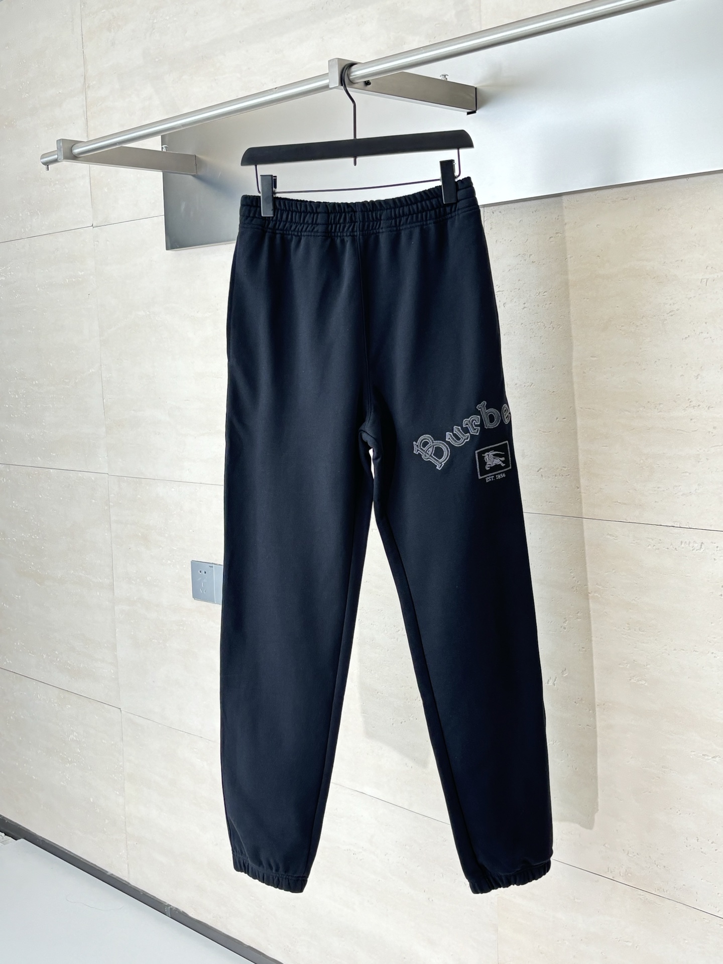 NO:539820,Burberr*/Burberry 25SS early autumn new style of war horse patch casual pants are made of guest-supplied sleeves, the war horse logo logo highlights the brand characteristics, the waist pulling design is adjustable at will, the pins are very fine, only imported machines can make it, the upper body is fashionable and generous, and it is easy to match the clothing. SizeS/M/L/XL,,burberry,burberry,alexander wang19860909Burberr*/巴宝莉 25SS早秋新款战马贴布休闲裤 采用客供卫裤面料,战马标logo标志彰显品牌特征,腰部抽身设计随意调节大小,针脚非常细密只有进口机器才能制成,上身时尚大方极易搭配服饰. SizeS/M/L/XL,,burberry,burberry,alexander wang,Men's clothing