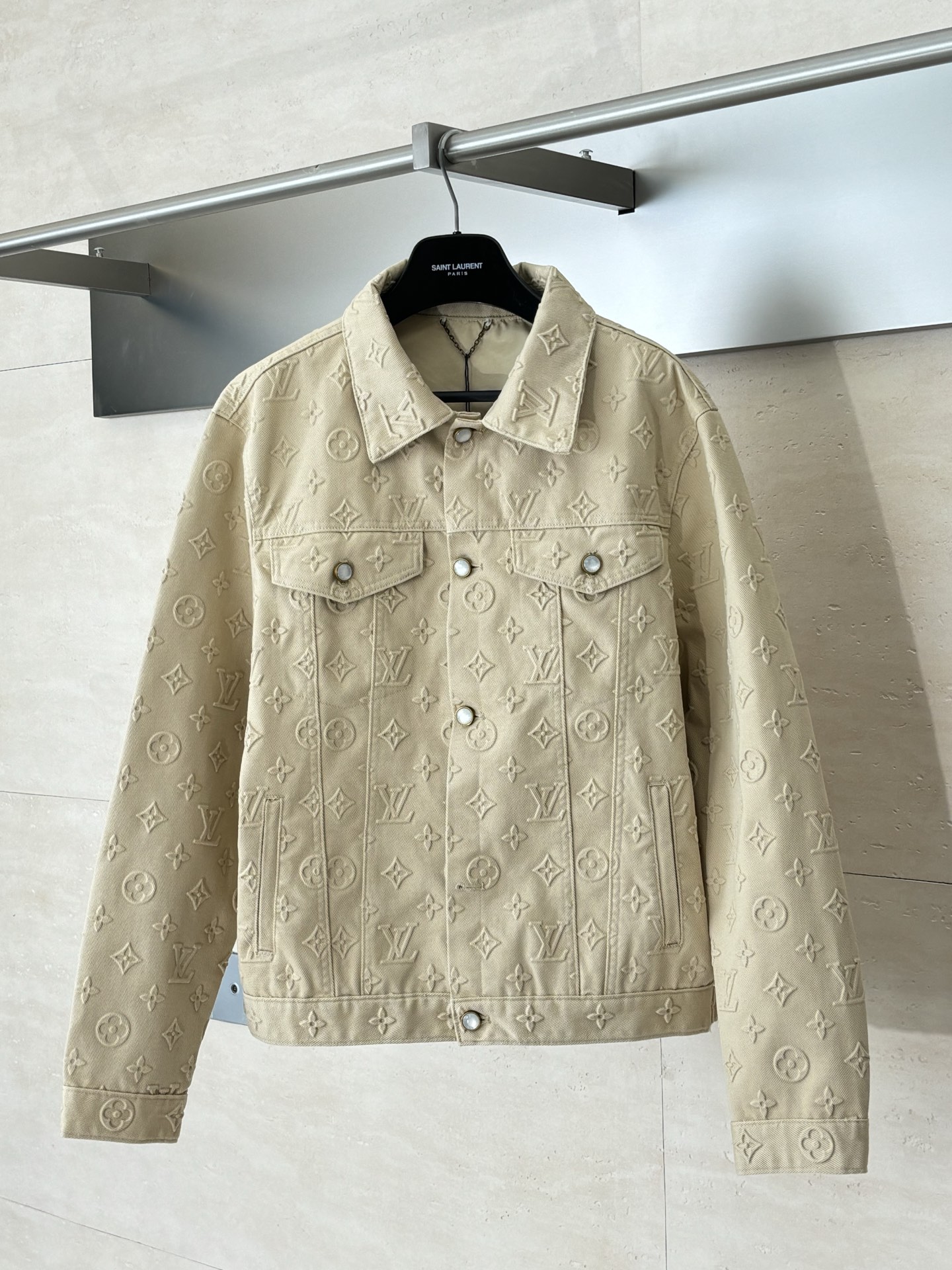 NO:539841,1V/Louis 25SS Fidong full-print embossed embossed denim jacket original 27,500 purchased, Fidong 25 show series, the fabric is made of 7*7 combed serole spinning for thickened 480 grams of twill denim fabric, the full-print Monogram elements are integrated into the leisurely contour, the body is three-dimensional embossed, the embossed embossed pattern is clear, and after high-temperature pressing, each flower pattern is manually filled with silicone to prevent depression. The flat nails and door sill buttons are all pearl hardware laser molded, and the lettering is clear and delicate. The complete set of new auxiliary materials is customized synchronously, and the details are perfect. The design of the straight-tube denim version focuses on comfort and freedom, the texture is high-end and fashionable, and is exclusively produced. Size46/48/50/52,,louis vuitton, jackets & coats,alexander wang198609091V/路易 25SS菲董满印浮雕压花牛仔外套 原27,500购入,菲董25秀款系列,面料采用7*7支精梳赛络纺纱做加厚480克斜纹牛仔面料,将满印Monogram元素融入悠闲轮廓,满身立体浮雕压纹,浮雕压花纹路清晰,高温压成型后由人工对每个花型填充硅胶防止凹陷.平面钉、门槛纽扣均为原样珍珠五金镭射开模,刻字清晰细腻.全套新款辅料同步定制,细节处理完美.直筒牛仔版型的设计注重舒适度和自由度,肌理质感高级时髦,独家出品. Size46/48/50/52,,louis vuitton,jackets & coats,alexander wang,Men's clothing