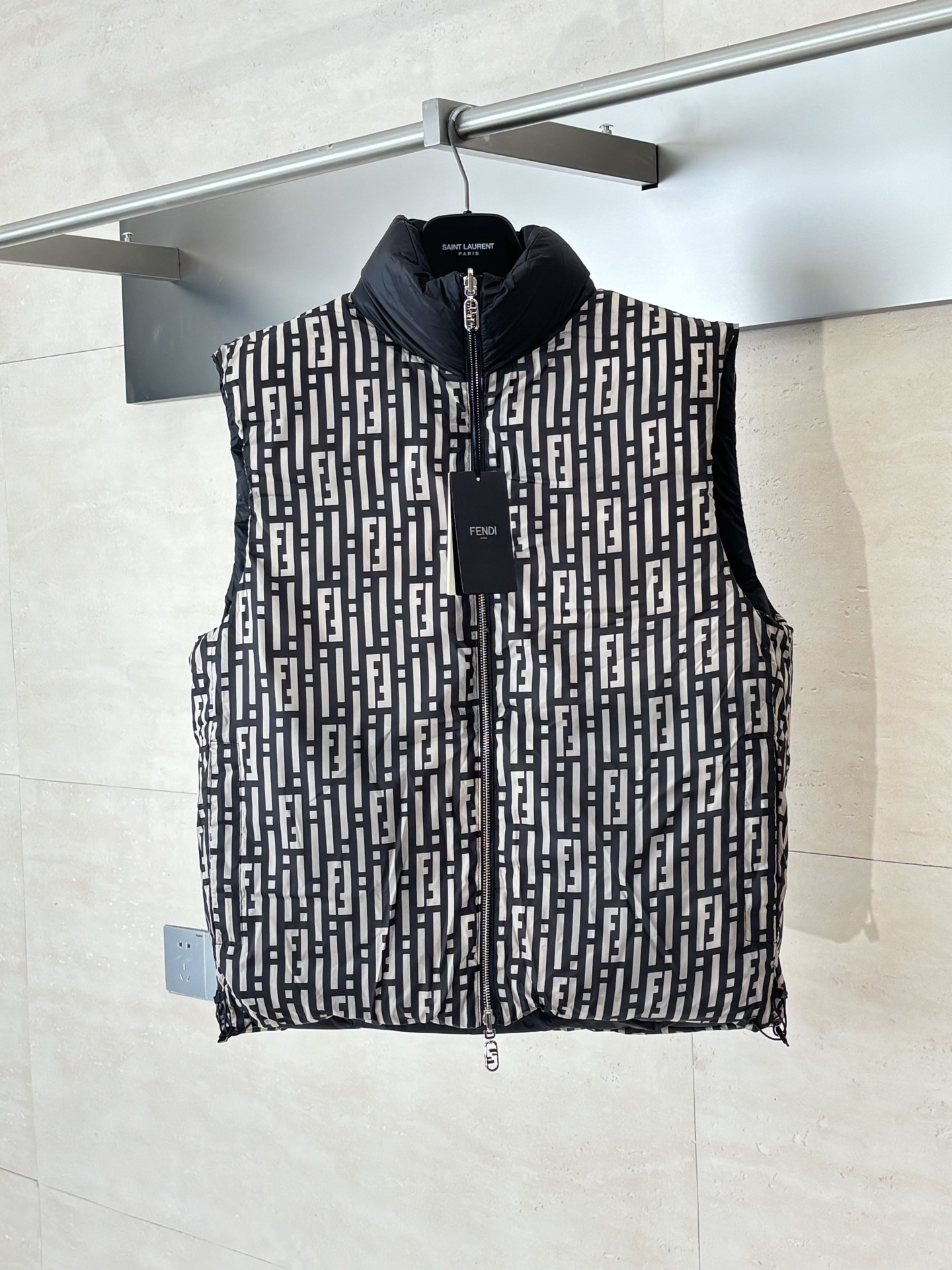 NO:539827,Fend*/Fendi Full seal with down vest on both sides High collar Large pocket on the front Collar with foldable emergency hood Double-head zipper closure This item comes from Stefano Pilati Design Series Midnight Blue Nylon Contrast color lining Full brown and beige FF Stripes oversized print Solid color with a matching color FENDI embroidery patch 90 White duck down Size46/48/50/52,,fendi,fendi,jackets & coats,down jacket,hats,alexander wang19860909Fend*/芬迪 满印章仔双面穿羽绒马甲 两面穿羽绒夹克 高领 正面有大口袋 衣领配有可折叠应急兜帽 双头拉链开合 该单品来自Stefano Pilati设计系列 采用午夜蓝尼龙材质 撞色衬里 饰有全幅棕色和米色FF Stripes超大印花 纯色一面饰有一块相搭色调的FENDI 刺绣贴片 90 白鸭绒 Size46/48/50/52,,fendi,fendi,jackets & coats,down jacket,hats,alexander wang,Men's clothing