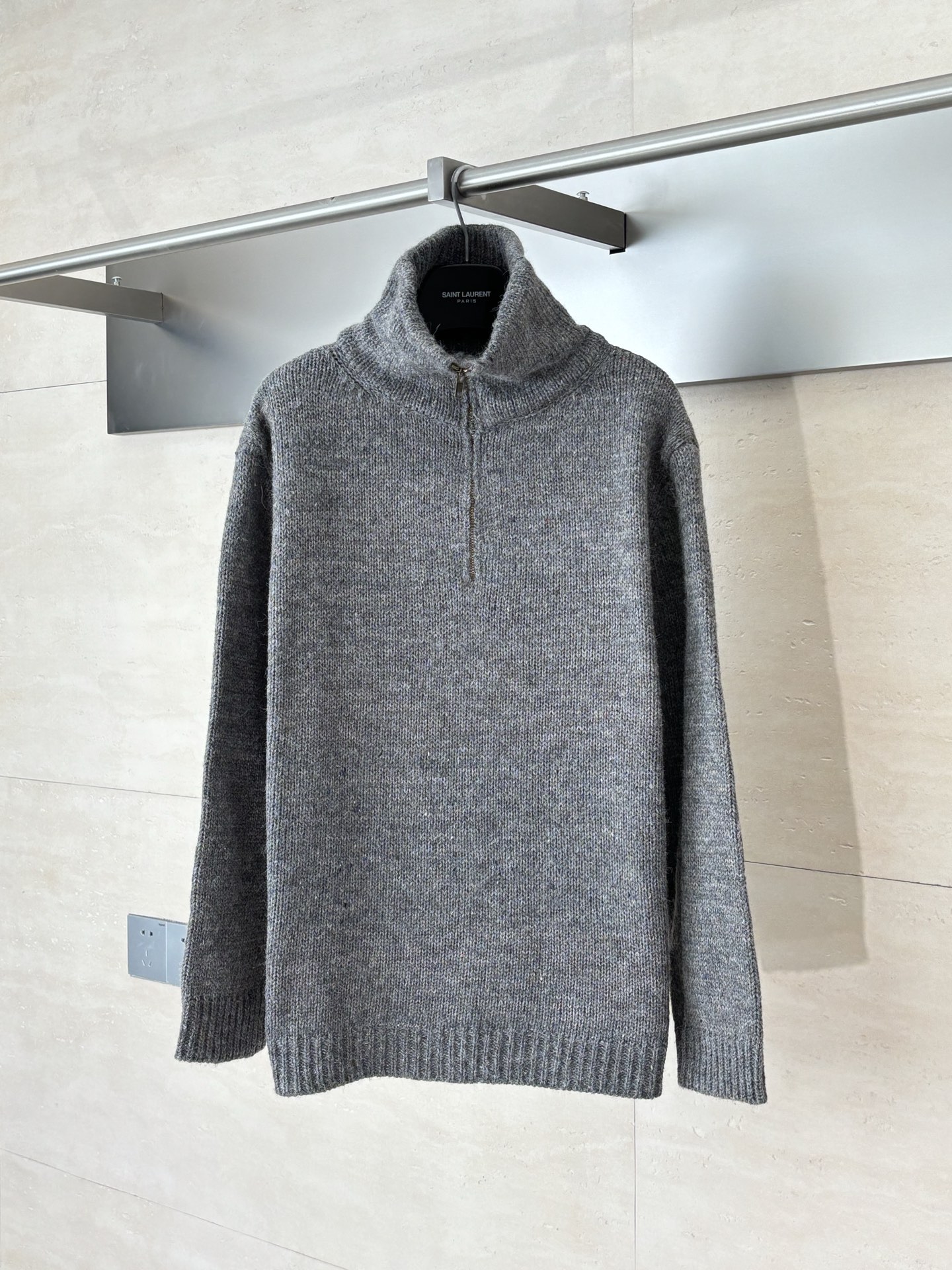 NO:539816,Martin Margiel*/Magiel 25FW MM6 wool-blend semi-zipper sweater The cornerstone of this sweater is the exclusive development of fixed-spun wool-blend yarn. The complexity is that it is not achieved through post-finishing dyeing, but in the spinning stage, wool of various colors (such as gray-black, beige, hidden blue, dark red, etc.) is blended and twisted with special fibers in precise proportions. SizeS/M/L,,masion margiela,masion margiela,sweaters,alexander wang19860909Martin Margiel*/马吉拉 25FW MM6羊毛混纺半拉链毛衣 这件毛衣的基石是专属开发定纺的羊毛混纺纱线.其复杂性在于,并非通过后整染色达成,而是在纺纱阶段,将多种不同色相（如灰黑、米白、藏蓝、暗红等）的羊毛与特种纤维以精确比例进行混纺和加捻. SizeS/M/L,,masion margiela,masion margiela,sweaters,alexander wang,Men's clothing