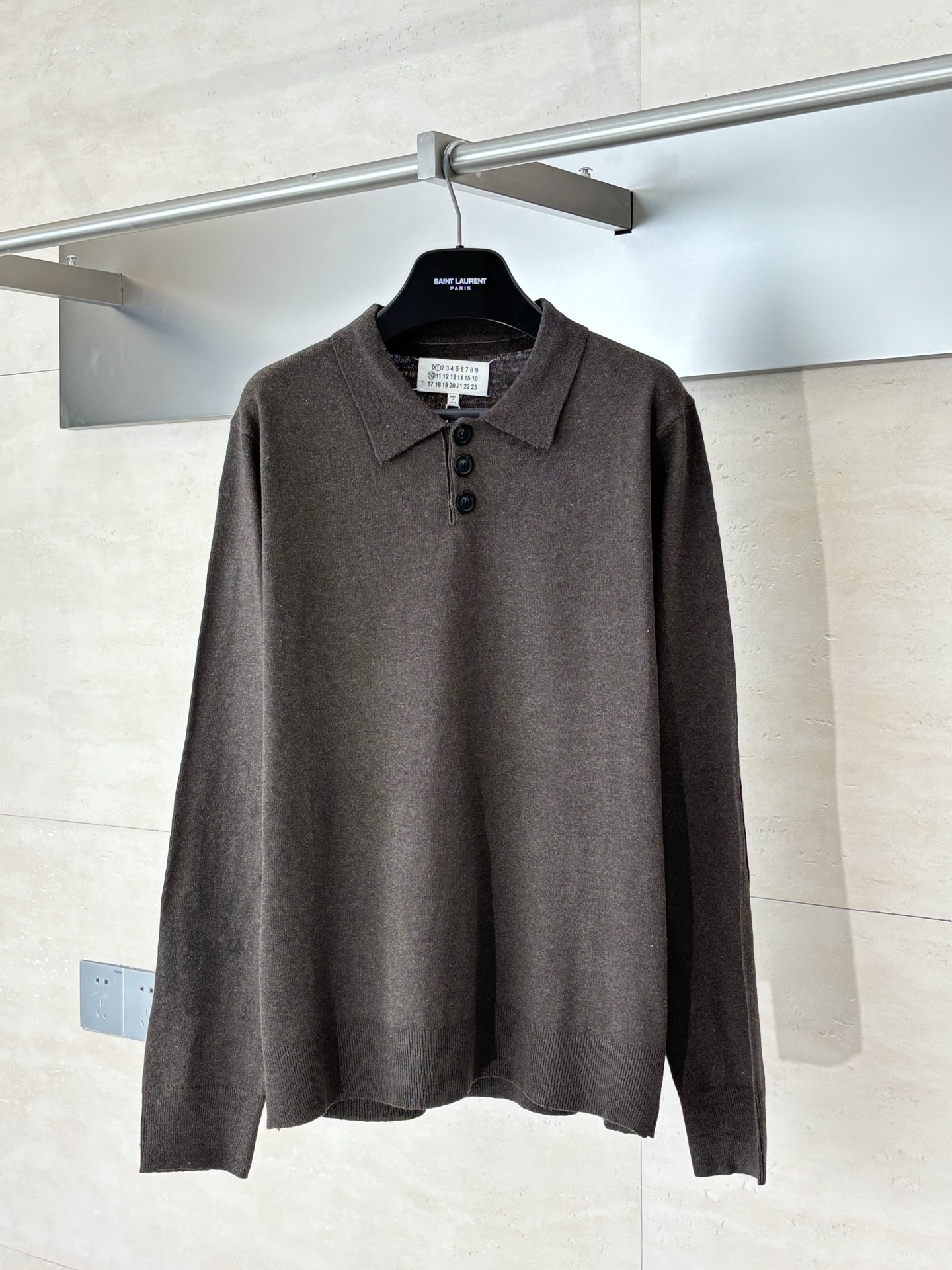 NO:539842,Martin Margiel*/Magiel*/Magiel 25FW MM6 suede wool blend sweater Polo The core highlight is this exclusive wool blend sand thread. Its color is made by precise ratio and fusion of fibers of different colors at the spinning stage, rather than later dyeing. The main body of the fabric is blended with high-subsidized merino wool and special fibers, ensuring the lightness, warmth and excellent drape of the fabric. The surface presents a subtle, hand-like texture, highlighting the unique texture of the sand thread itself. SizeS/M/L,,masion margiela,masion margiela,sweaters,chamois leather,alexander wang19860909Martin Margiel*/马吉拉 25FW MM6麂皮羊毛混纺毛衣Polo 核心亮点在于这款专属定纺的羊毛混纺沙线.其颜色是通过将多种不同色调的纤维在纺纱阶段进行精密配比与融合而成,而非后期染色所能达到. 面料主体采用高支数美利奴羊毛与特种纤维的混纺,确保了织物的轻盈性、保暖度与优异的垂坠感.表面呈现出细微的、手工感般的肌理,突出了沙线本身的独特质感. SizeS/M/L,,masion margiela,masion margiela,sweaters,chamois leather,alexander wang,Men's clothing