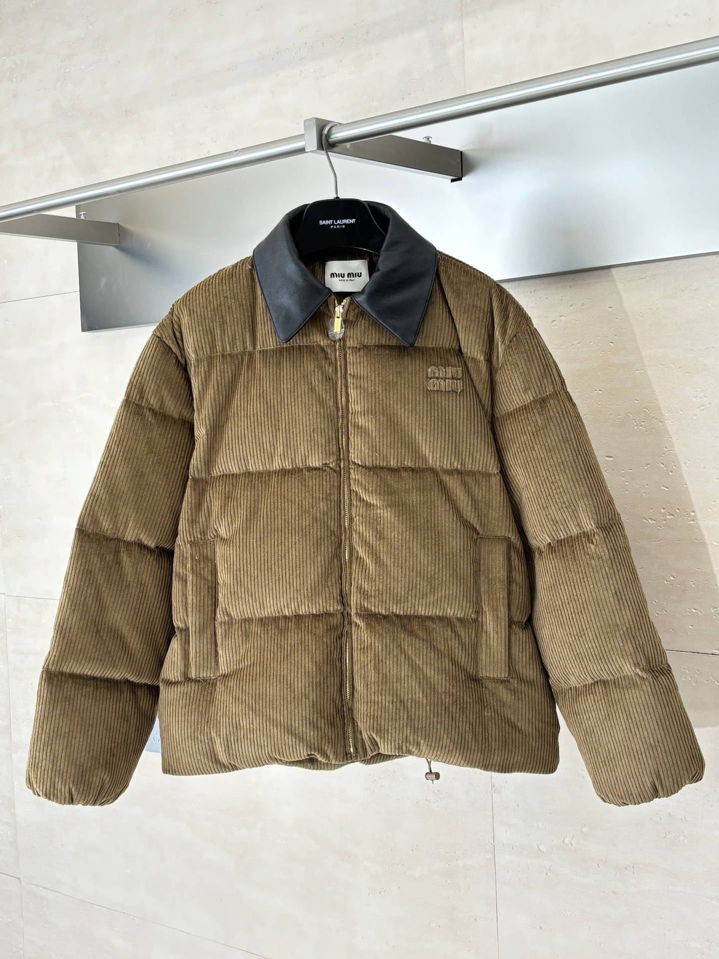 NO:539815,Miu Mi*/Miao Mi 25 new logo patch embroidered leather collar down jacket. Cowhide leather with velvet material, warmth and fashionable and easy to take into account~ Exclusive custom imported yb90 national standard filled white goose velvet material, bread stick shaped, age-reducing and fashionable!  Hem elastic adjustment design SizeS/M/L/XL,,miumiu,down jacket,cowhide,alexander wang19860909Miu Mi*/缪缪 25新款 徽标贴布绣字母皮领羽绒服 牛皮革搭配天鹅绒材质、保暖与时髦轻松兼顾～独家定制进口yb90国标填充白鹅绒材质,面包条格造型,减龄又时尚！下摆松紧调节设计 SizeS/M/L/XL,,miumiu,down jacket,cowhide,alexander wang,Men's clothing