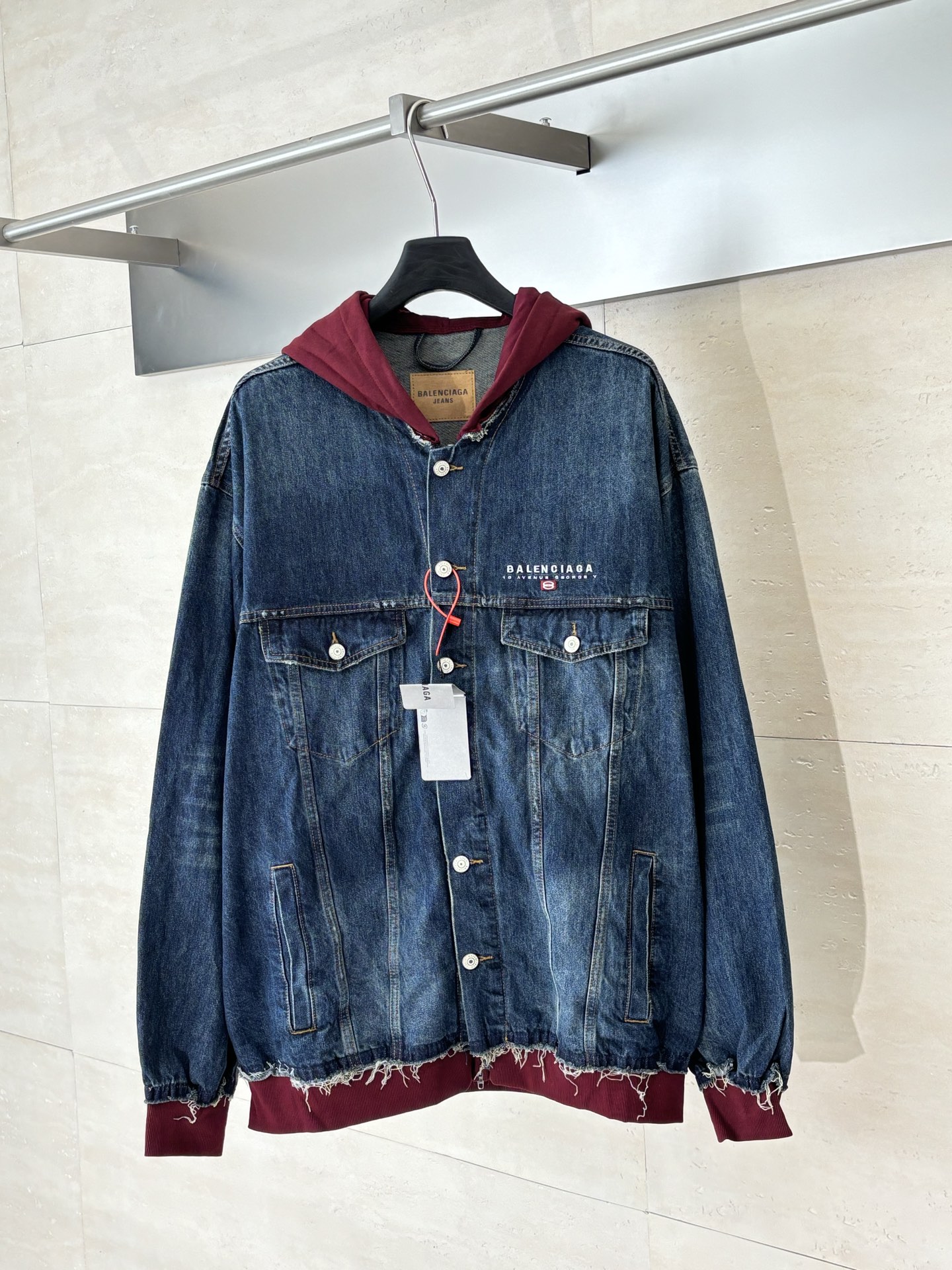 NO:539831,Balenciag*/Paris Double ring letter embroidered denim hooded jacket Customized mist blue lock pattern pure cotton denim material and red flame velvet sweatshirt material Using imported machine embroidery technology Using advanced computer control system and precision mechanical parts Using rotten edge hanging technology Using physical wear to achieve natural rotten edge effect through friction on the edge part through physical wear Removal of fiber feathers and color difference The workmanship uses multiple monkeys to rub sand using high-pressure spray guns to achieve local gradation effect and then through matte technology to create unique texture patterns The workmanship is extremely complex and time-consuming Size1/2/3/4,,balenciaga,hoodie,sweatshirts,jackets & coats,hats,alexander wang19860909Balenciag*/巴黎 双环字母刺绣牛仔连帽外套 定制雾蓝锁纹纯棉牛仔料 以及赤焰磨绒卫衣料 采用进口机刺绣工艺 使用先进的计算机控制系统和精密的机械部件 采用烂边吊烂技术 通过物理磨损在边缘部分进行摩擦来实现自然烂边效果 通过高温蒸汽和磨砂纸的结合 去除纤维毛羽和色差 工采用多位马骝擦沙通过使用高压喷枪 在特定部位进行摩擦 达到局部渐变的效果 再通过磨砂技术 制造出独有纹理图案 做工极其复杂 耗时耗力 Size1/2/3/4,,balenciaga,hoodie,sweatshirts,jackets & coats,hats,alexander wang,Men's clothing