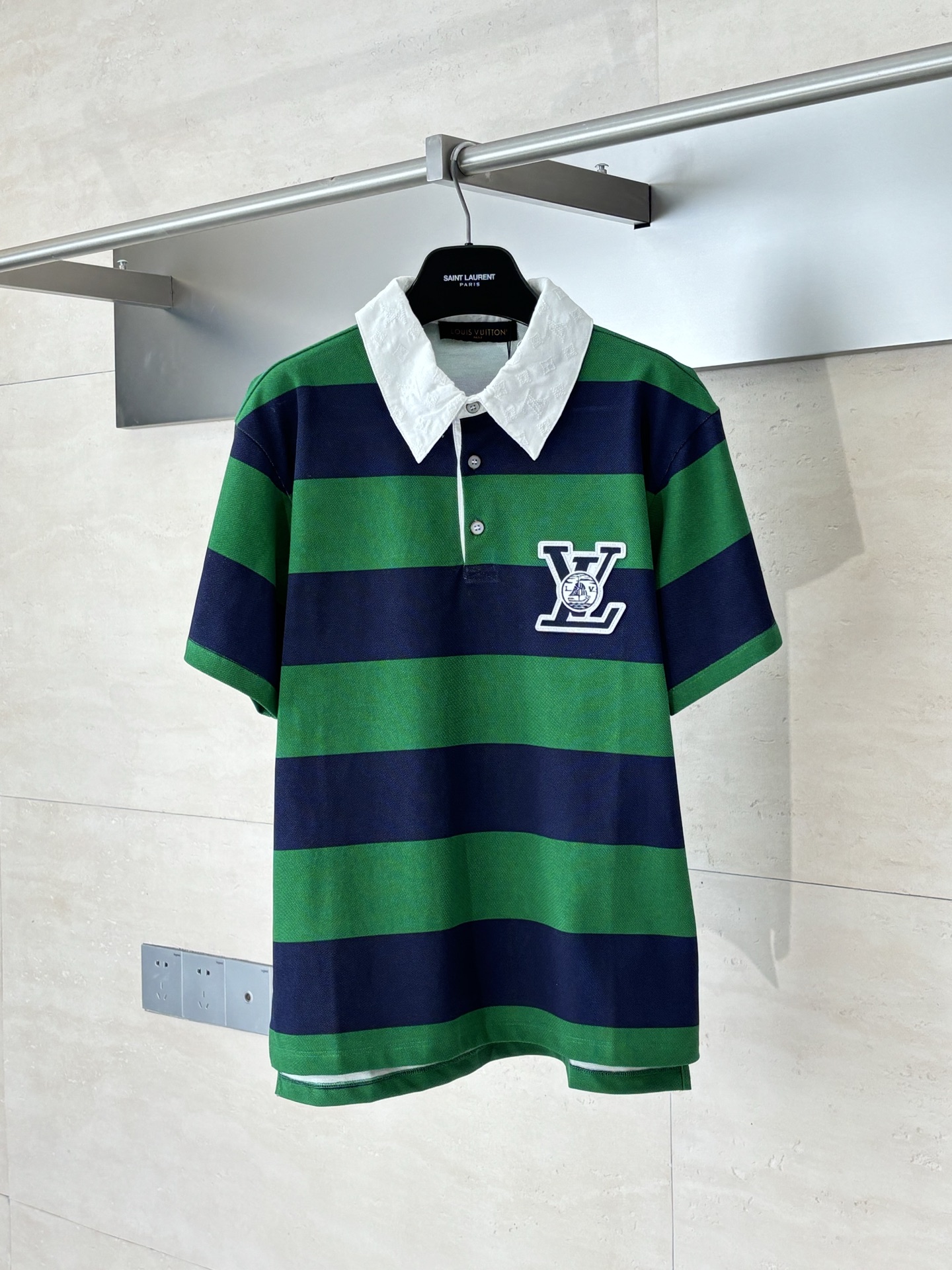 NO:539825,1V/Louis 25 new style green striped contrasting short-sleeved PoLo shirt made of pure cotton bead floor fabric, comfortable and soft, skin-friendly and breathable, with good sweat-absorbing effect. The whole body is decorated with striped color-blocking base, and blue-green outlined contrasting stripes. The front chest is decorated with logo embroidered patches and logo patches. Knitted white jacquard collar, half-button front cloak, paired with pearlescent buttons. It can be matched with multiple types of clothing to create a fashionable look. SizeS/M/L/XL,,louis vuitton, T-shirt, alexander wang198609091V/路易 25新款 绿色条纹撞色短袖PoLo衫 采用纯棉珠地布面料制作,舒适柔软 亲肤透气,吸汗效果佳 通体饰以条纹拼色基底,蓝绿色勾勒撞色条纹 前胸饰以logo刺绣贴布,标志贴饰点缀 针织白色提花衣领,半纽扣前襟,搭配珠光纽扣 能与多类型服饰搭配营造时尚造型 SizeS/M/L/XL,,louis vuitton,T-shirt,alexander wang,Men's clothing