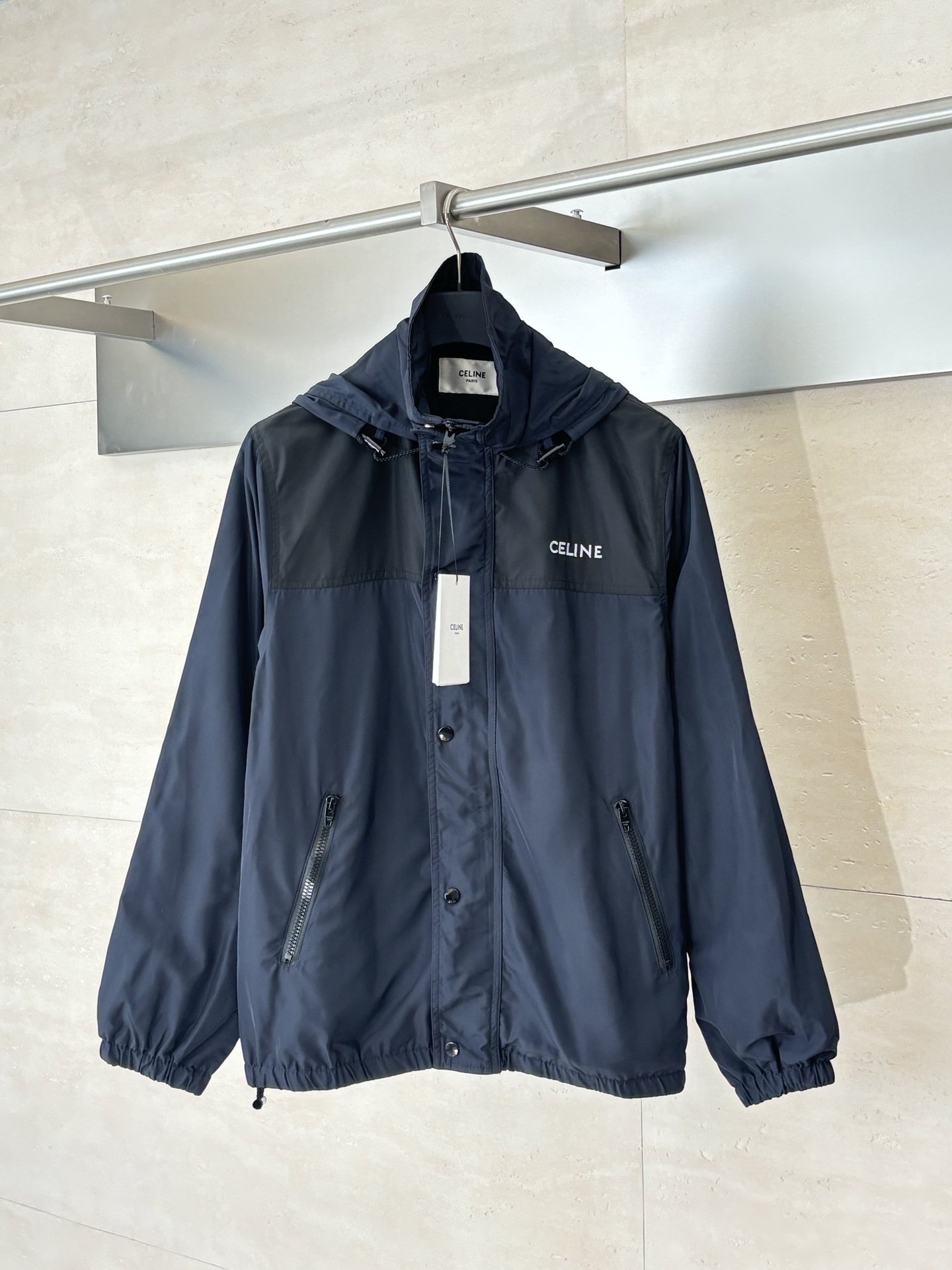 NO:539822,Celin*/Celin Contrast color splicing hooded windbreaker jacket is made of polyester fiber. The fiber characteristics have good toughness. The lattice weaving structure of Oxford cloth makes the fabric tight structure, very resistant to pulling and friction, and at the same time has certain water-repellent anti-splashing performance. The computer embroidery machine sets an extremely high stitch density, and is tightly fixed on the frame of the embroidery machine together, with uniform tension and just right tension. The double-axis linear guide drives the embroidery frame, and the frame shift accuracy can reach 0.01mm/P, ensuring accurate positioning, and the embroidery pattern completely covers the base cloth. Size46/48/50/52,,celine,celine,jackets & coats,jackets & coats,hats,alexander wang19860909Celin*/赛琳 撞色拼接连帽风衣夹克外套 选用聚酯纤维打造而成的牛津布面料.纤维特性具有良好的韧性,加上牛津布格子状织法结构使面料结构紧密,非常耐拉扯,耐磨擦,同时又有一定的防泼水性能 通过电脑绣花机设置极高的针迹密度,将面料和底衬一同紧绷地固定在绣花机的框架上,张力均匀且恰到好处.双轴直线导轨驱动绣框,移框精度可达0.01mm/P,确保精准定位,刺绣图案完全覆盖底布. Size46/48/50/52,,celine,celine,jackets & coats,jackets & coats,hats,alexander wang,Men's clothing