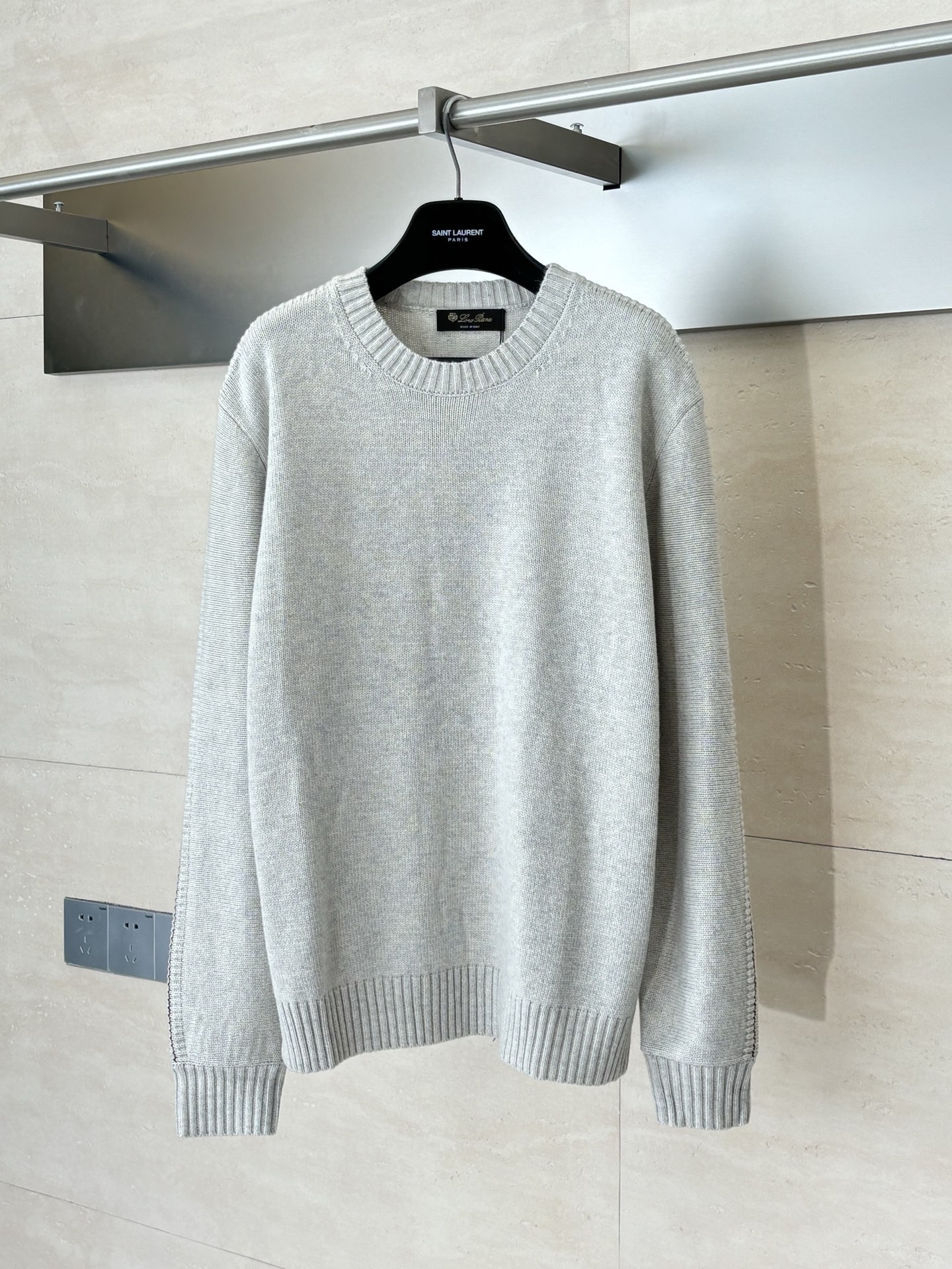 NO:685049,Loro Piana*/ 25Fw new light gray crew neck sweater. The fabric is made of 33 wool and 1 warp Italian exquisite knitting technology. The fabric has a delicate texture and a soft and waxy texture. The outer layer has a high-grade matte texture and the inner layer is skin-friendly and soft. It has both warmth and wearing comfort, and can easily create a luxurious and elegant style.  The knitting process of the collar, cuffs and body is precise and even in every stitch. The patterns of the ribbed collar and cuffs have been repeatedly manually adjusted to ensure the fit and beauty when worn, demonstrating the brand's ultimate pursuit of craftsmanship details. SizeS/M/L/XL,, loro piana,19860909Loro Piana*/ 25Fw新款浅灰色圆领针织衫 面料采用33羊毛、1经意大利精湛针织工艺织造,面料肌理细腻且质感软糯,外层呈现高级哑光质感,内层亲肤柔软,保暖性与穿着舒适度兼具,轻松塑造奢华雅致格调. 领口、袖口与衣身的针织工艺,每一处针距都精准均匀,罗纹领口与袖口的版型经过反复手工调校,确保穿着时的贴合度与美观度,尽显品牌对工艺细节的极致追求. SizeS/M/L/XL,,loro piana,,Men's clothing