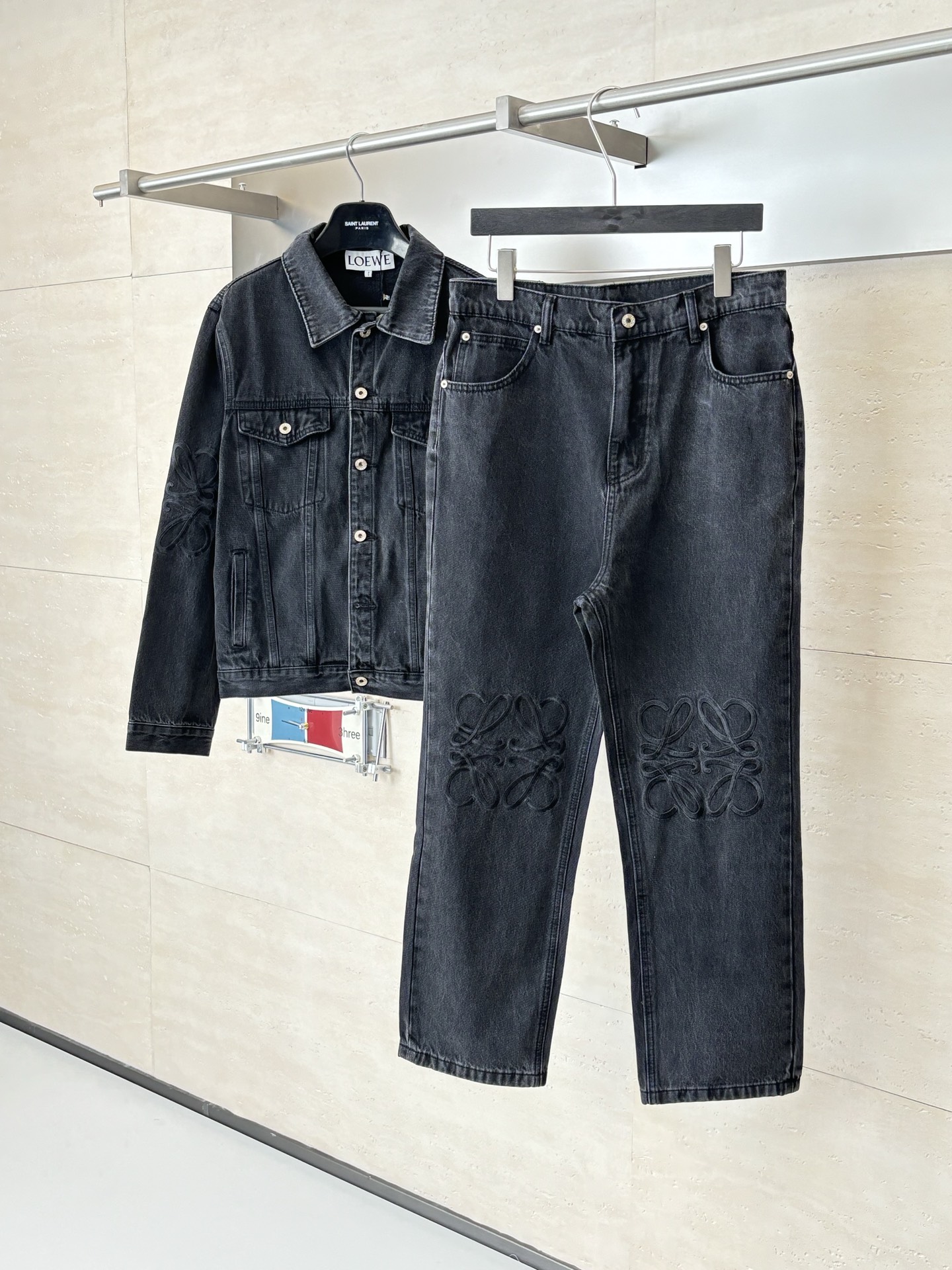 。（现货）Loew*/罗意威 刺绣洗水做旧牛仔长裤面料采用12盎7*7斜纹牛仔面料，成衣洗水后克重约为4