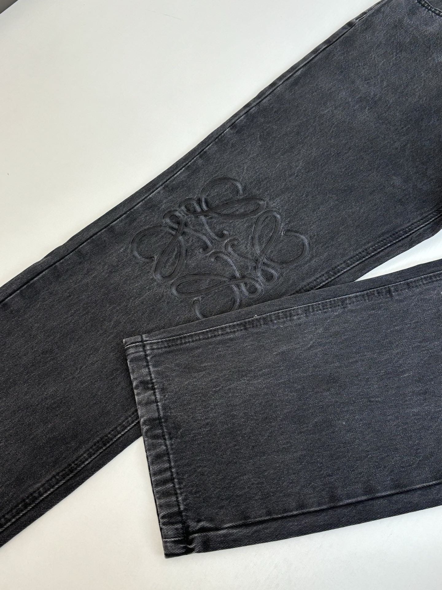 。（现货）Loew*/罗意威 刺绣洗水做旧牛仔长裤面料采用12盎7*7斜纹牛仔面料，成衣洗水后克重约为4