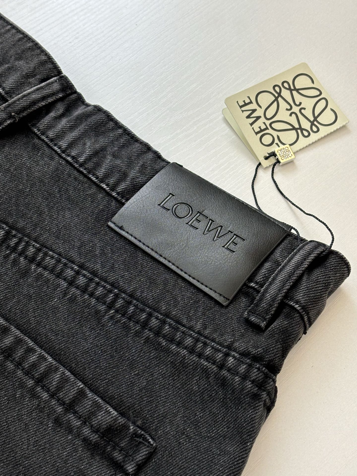 。（现货）Loew*/罗意威 刺绣洗水做旧牛仔长裤面料采用12盎7*7斜纹牛仔面料，成衣洗水后克重约为4