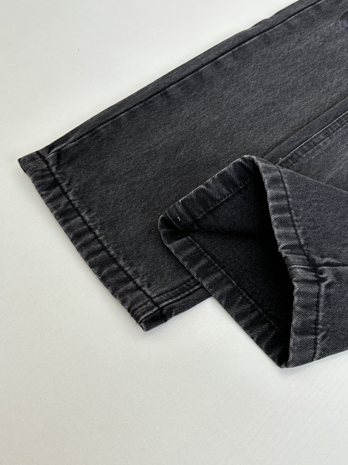 。（现货）Loew*/罗意威 刺绣洗水做旧牛仔长裤面料采用12盎7*7斜纹牛仔面料，成衣洗水后克重约为4