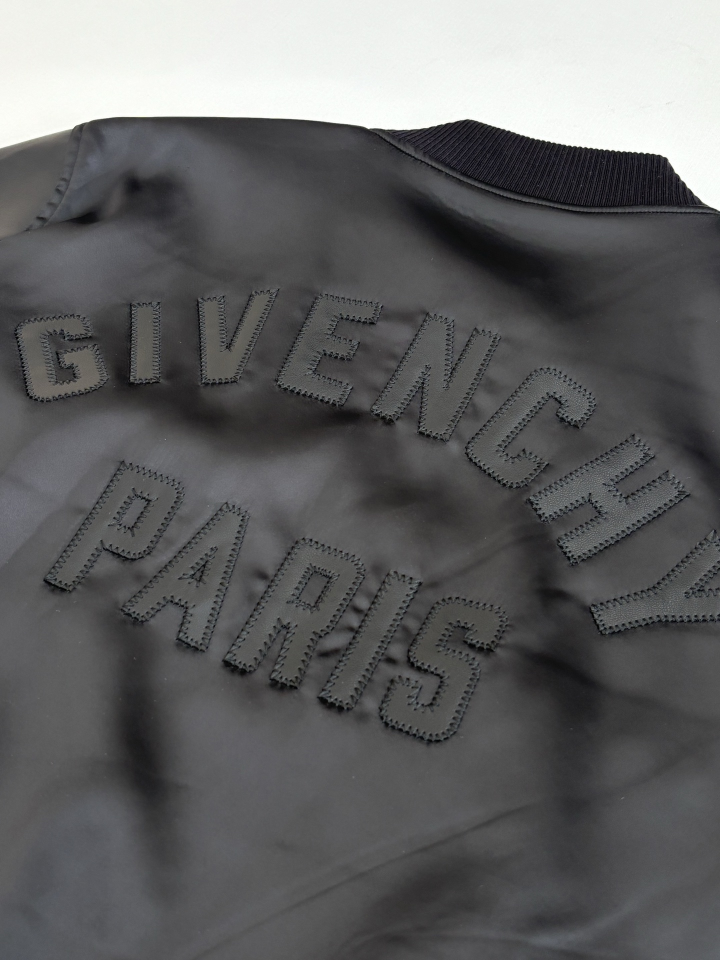 P275
Givench*/纪梵希 同色系拼皮廓形飞行夹克外套

Size：S/M/L/XL