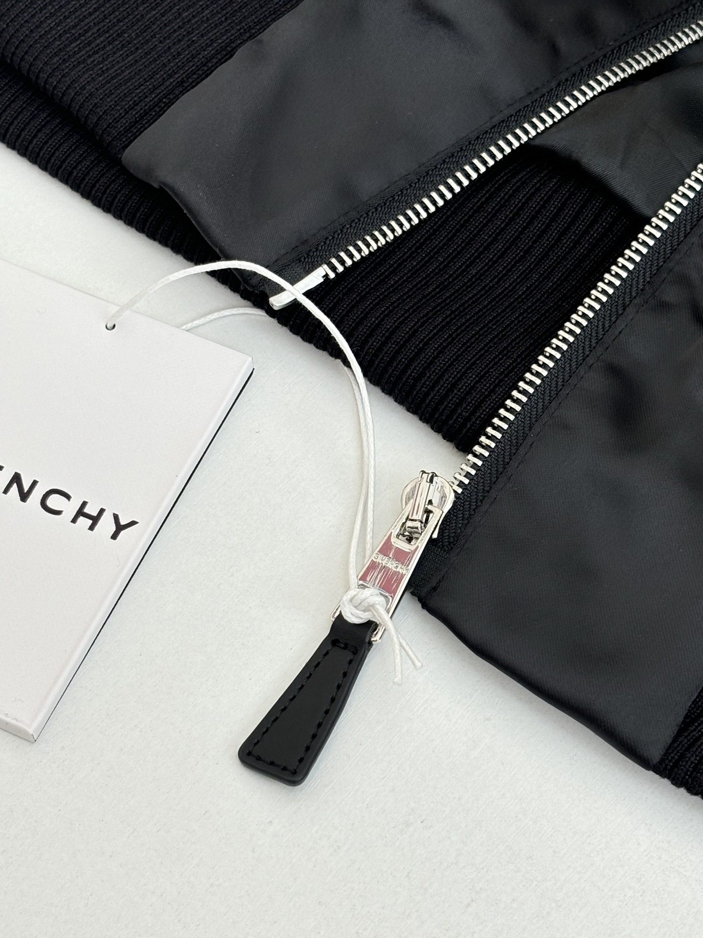 P275
Givench*/纪梵希 同色系拼皮廓形飞行夹克外套

Size：S/M/L/XL