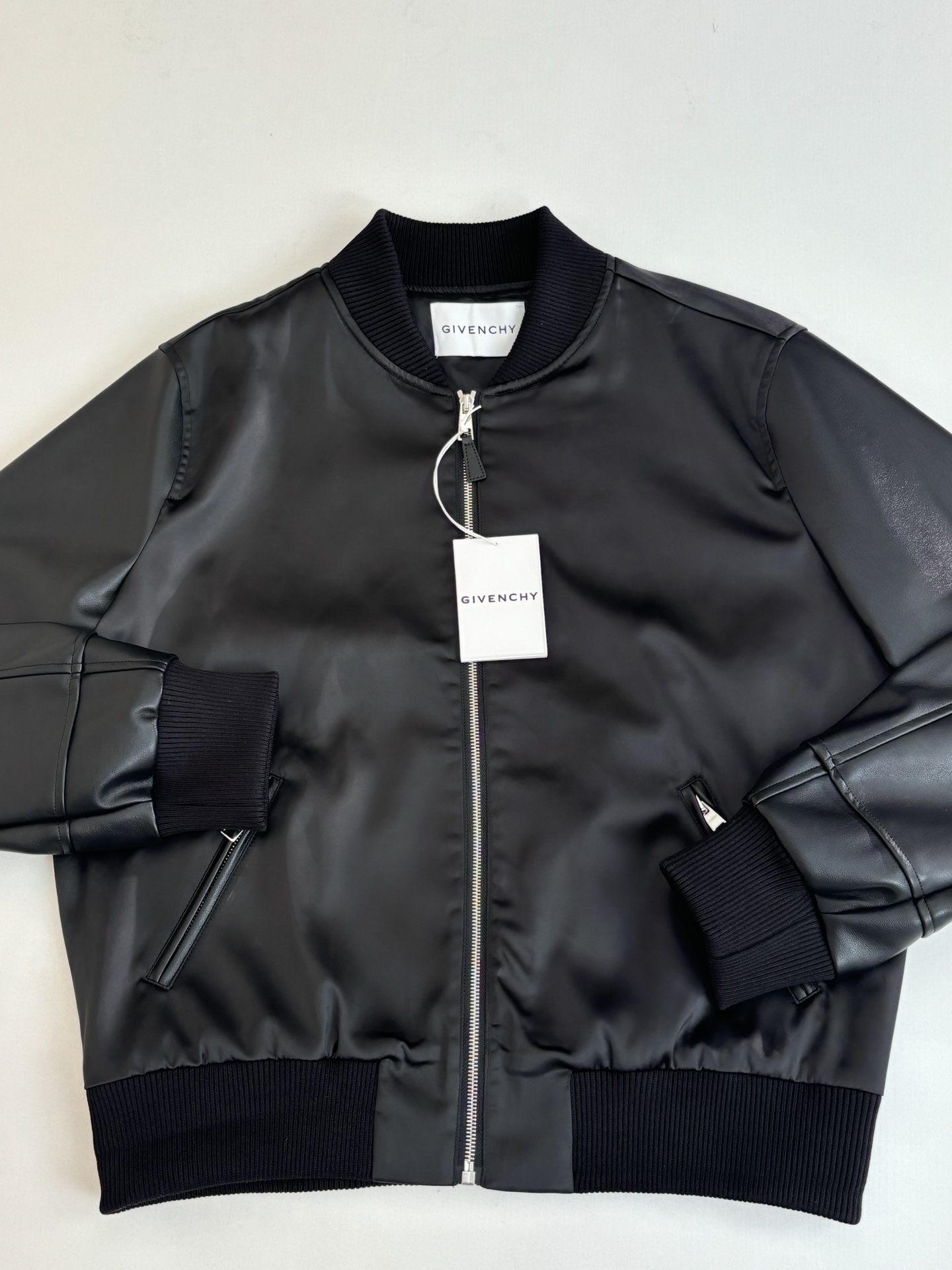 P275
Givench*/纪梵希 同色系拼皮廓形飞行夹克外套

Size：S/M/L/XL