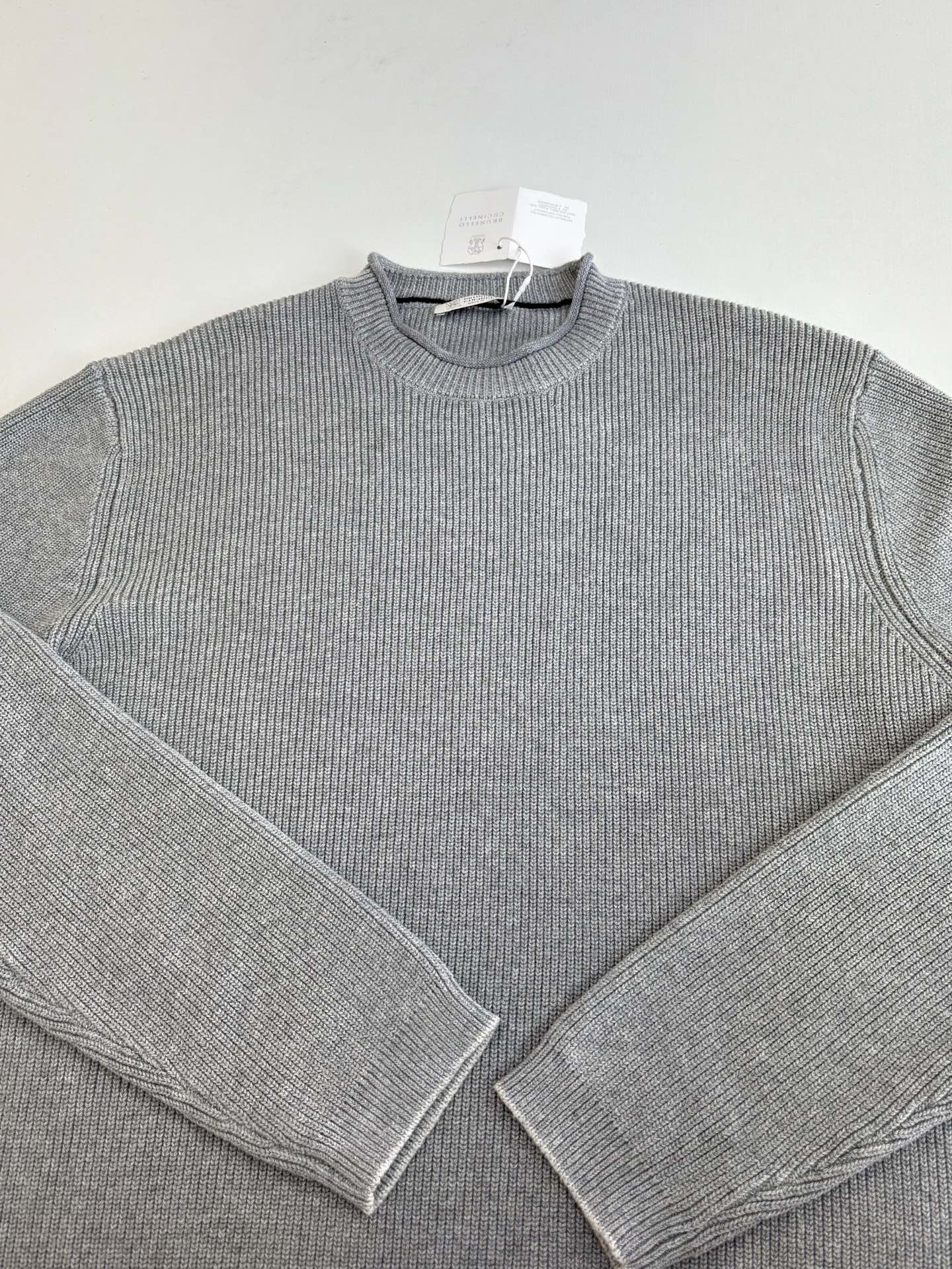 P200
Brunello Cucinell*/ Bc领口卷边老钱风套头针织毛衣

定制麻棉混纺毛料，采用进口织机（7针）编织，定制毛料，毛料酵洗

Size：S/M/L/XL