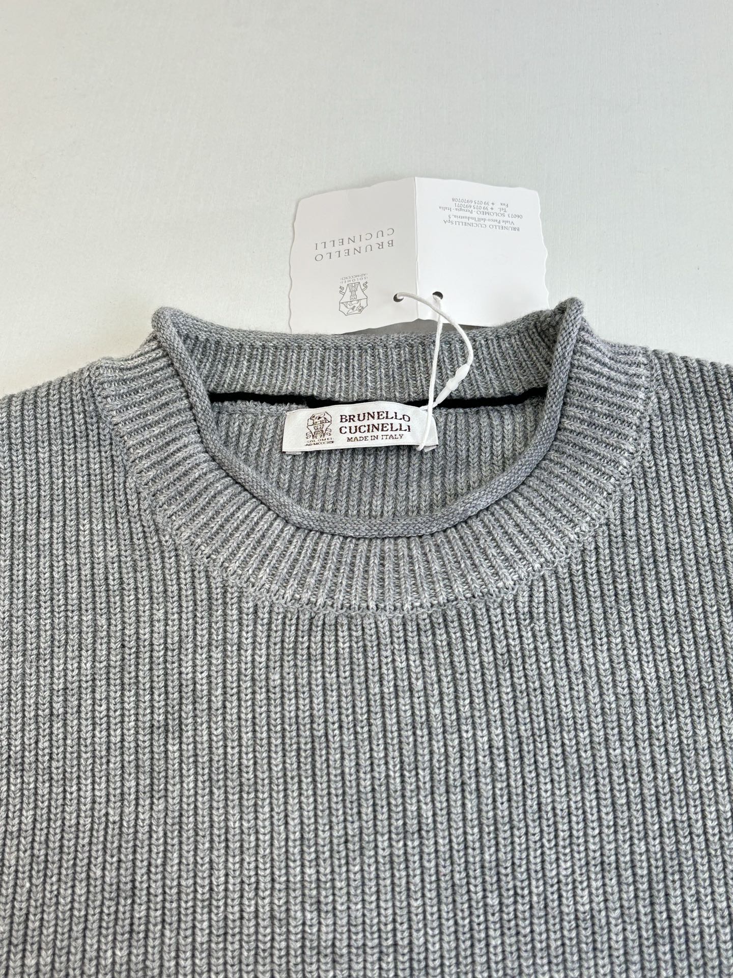 P200
Brunello Cucinell*/ Bc领口卷边老钱风套头针织毛衣

定制麻棉混纺毛料，采用进口织机（7针）编织，定制毛料，毛料酵洗

Size：S/M/L/XL