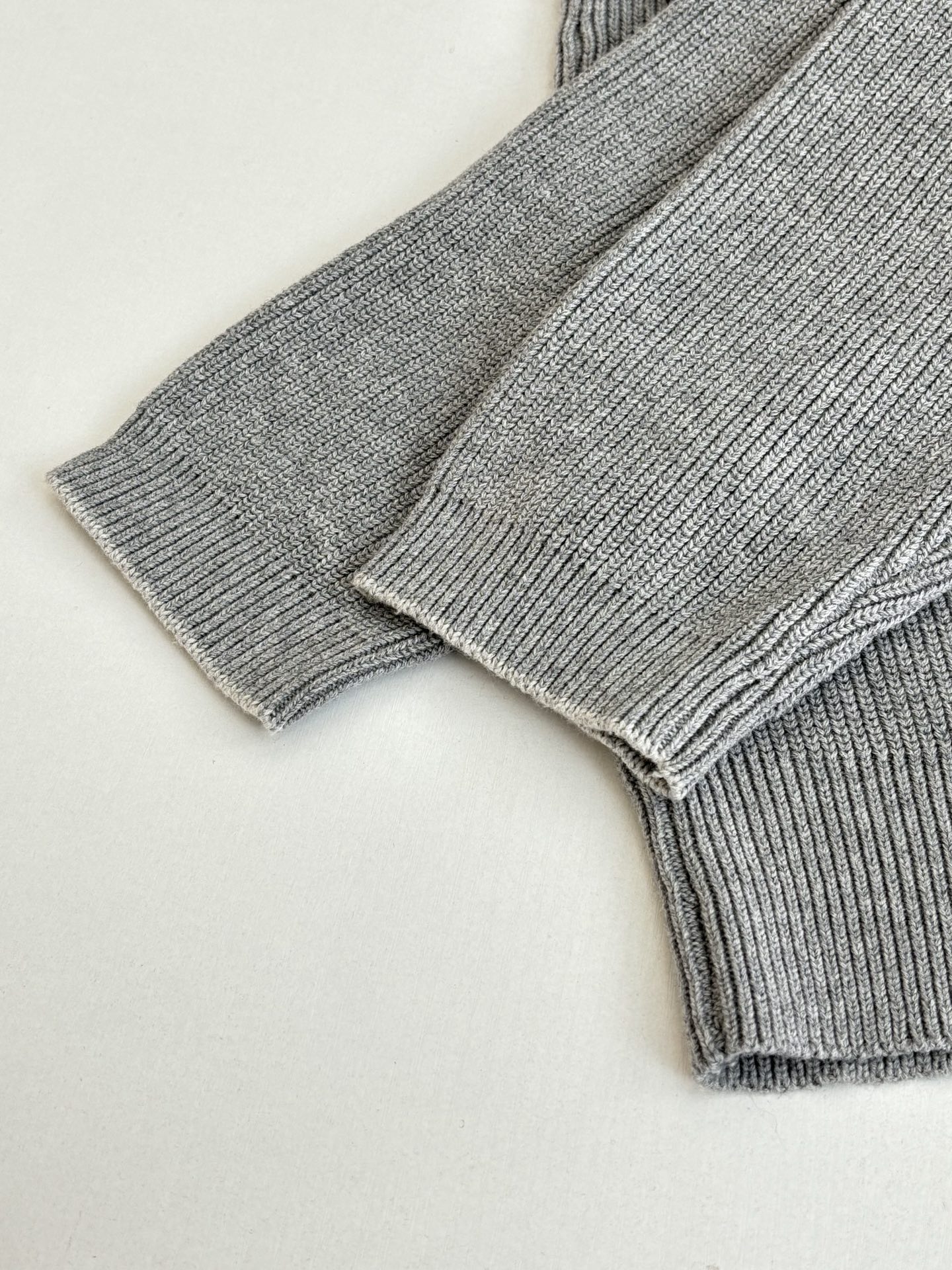 P200
Brunello Cucinell*/ Bc领口卷边老钱风套头针织毛衣

定制麻棉混纺毛料，采用进口织机（7针）编织，定制毛料，毛料酵洗

Size：S/M/L/XL