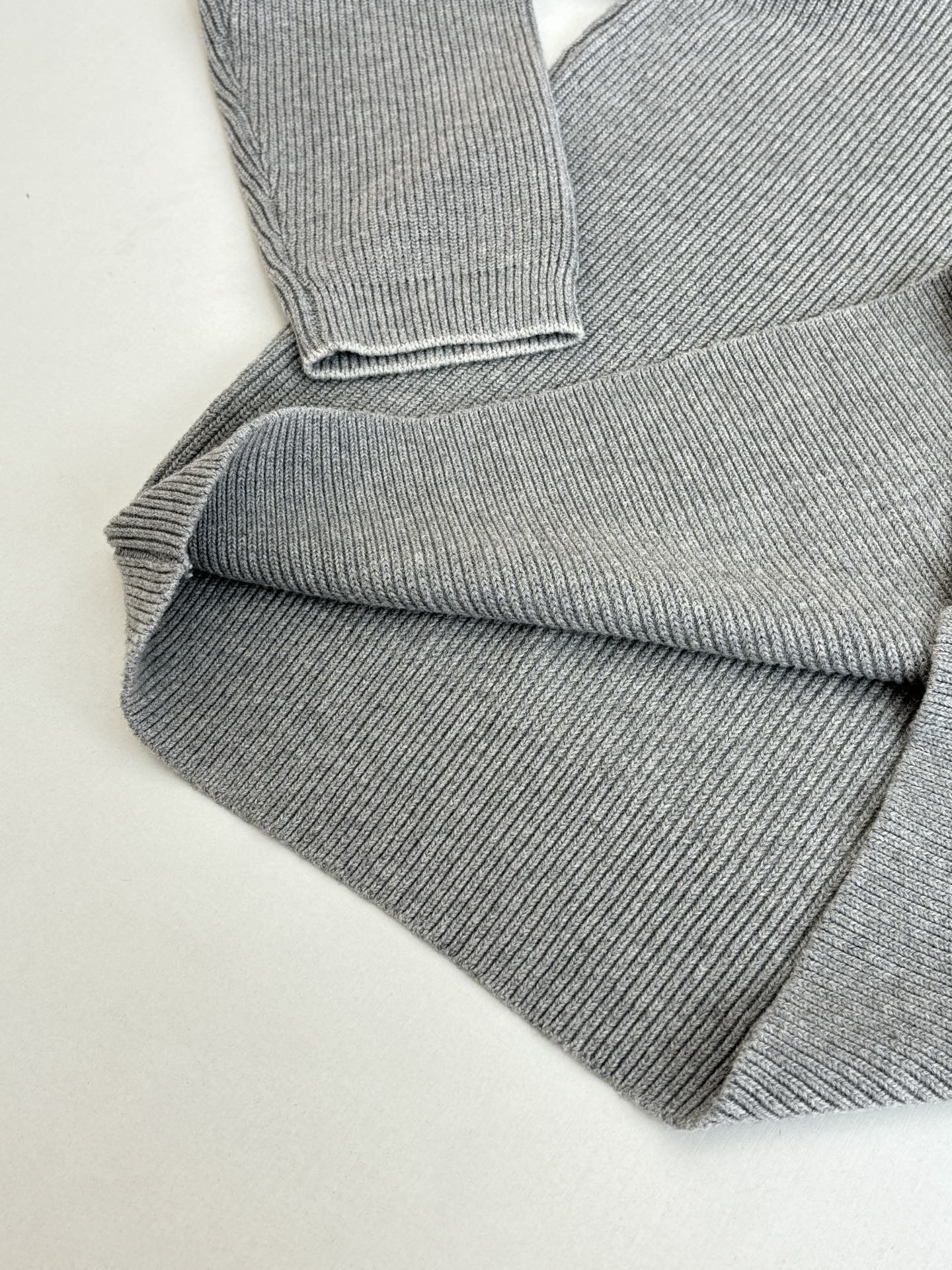 P200
Brunello Cucinell*/ Bc领口卷边老钱风套头针织毛衣

定制麻棉混纺毛料，采用进口织机（7针）编织，定制毛料，毛料酵洗

Size：S/M/L/XL