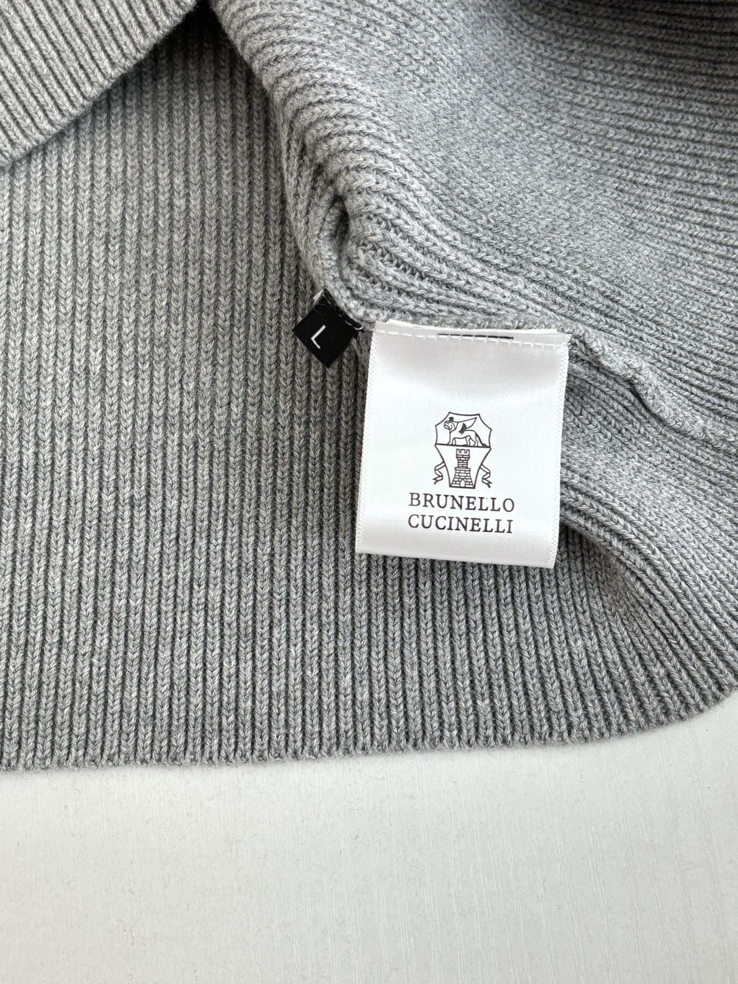 P200
Brunello Cucinell*/ Bc领口卷边老钱风套头针织毛衣

定制麻棉混纺毛料，采用进口织机（7针）编织，定制毛料，毛料酵洗

Size：S/M/L/XL