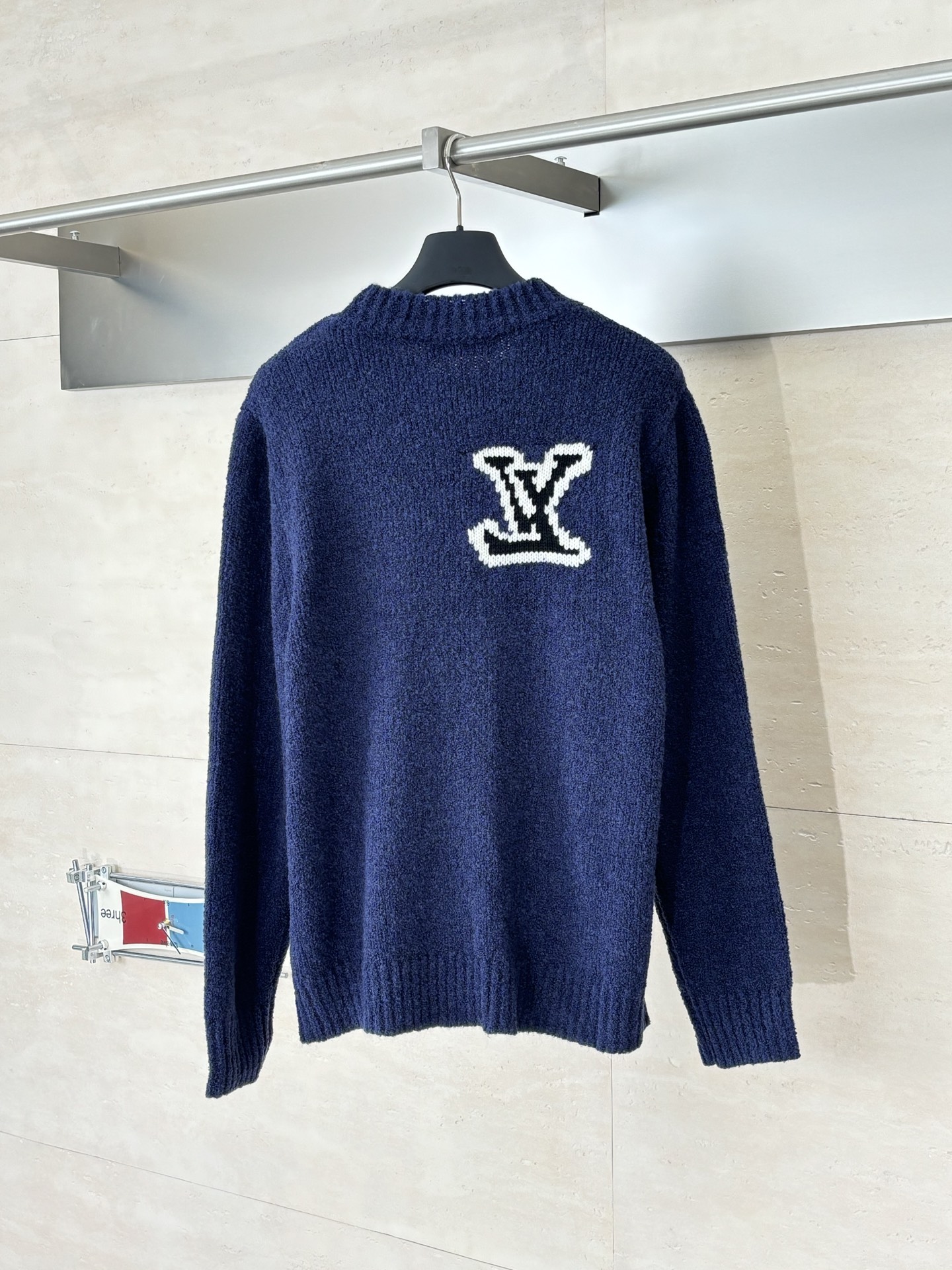 P230
1V/路易 SS26早春新款 嵌花镜像大Logo圆领套头针织毛衣

Size：S/M/L/XL