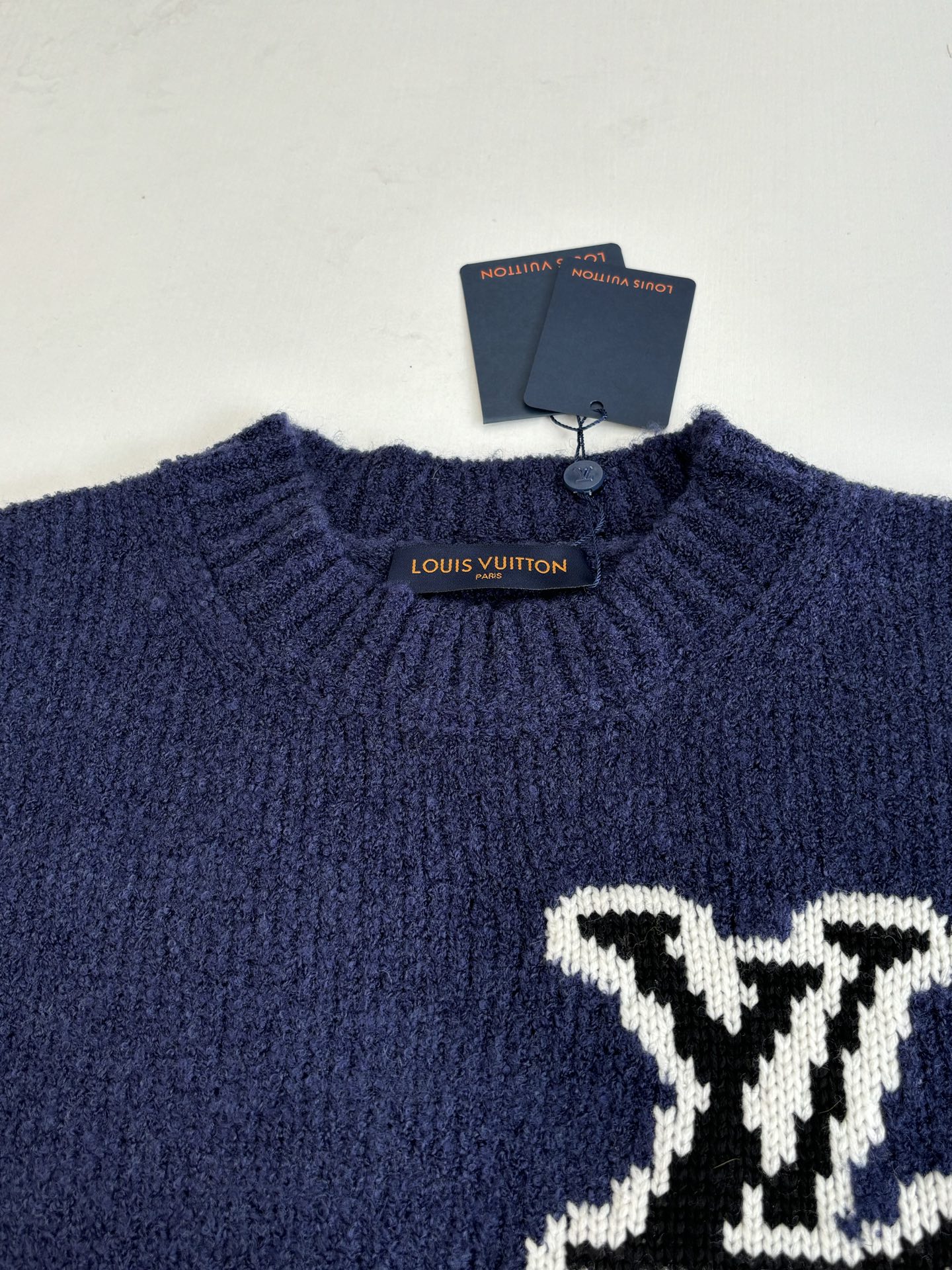 P230
1V/路易 SS26早春新款 嵌花镜像大Logo圆领套头针织毛衣

Size：S/M/L/XL