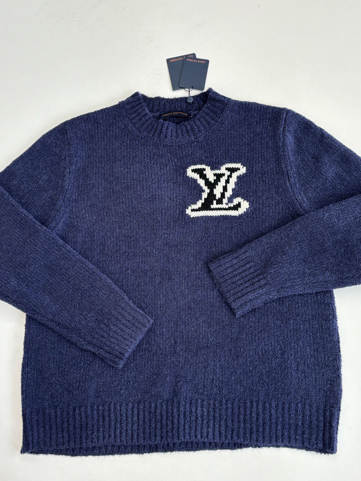 P230
1V/路易 SS26早春新款 嵌花镜像大Logo圆领套头针织毛衣

Size：S/M/L/XL