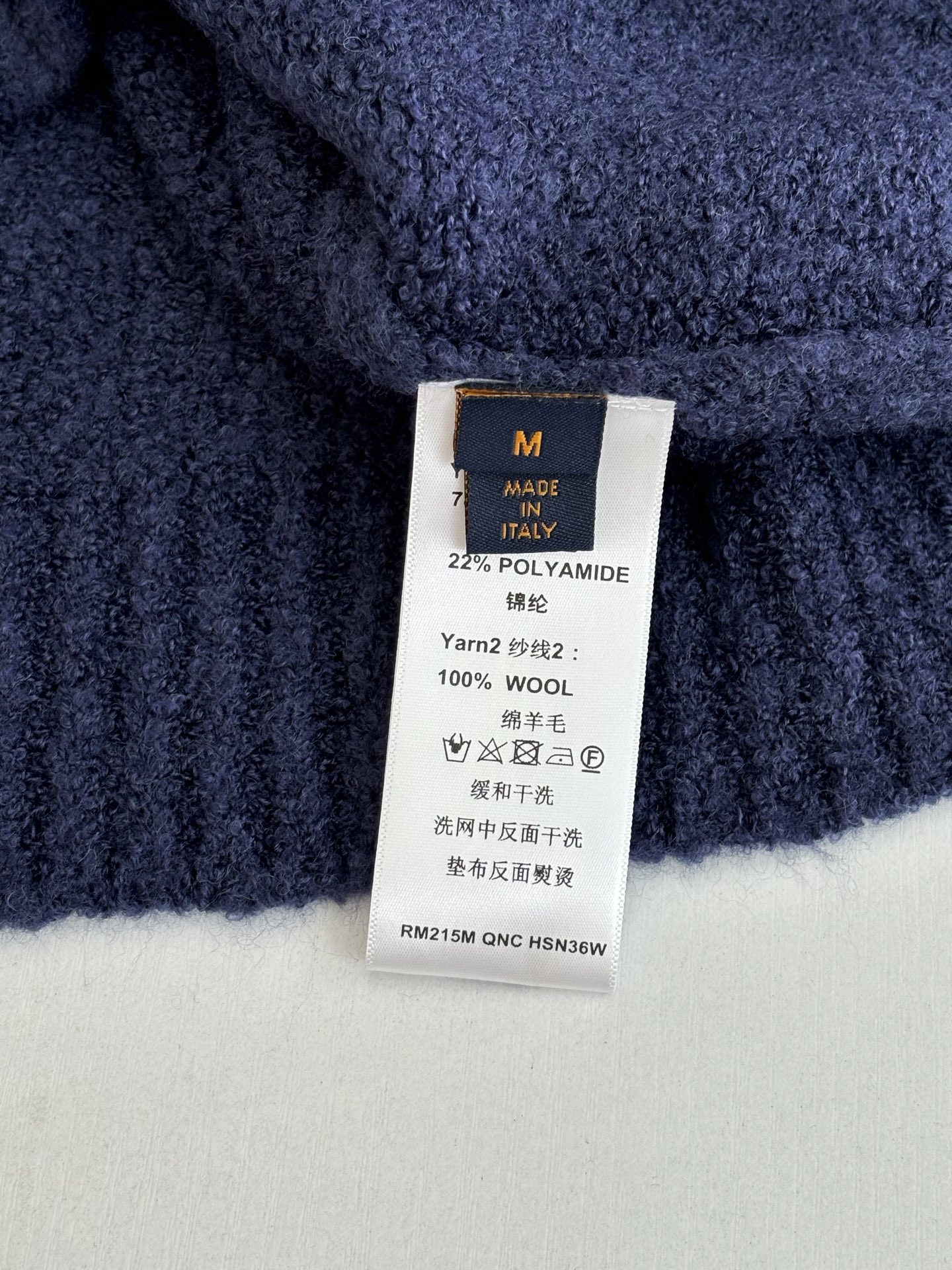 P230
1V/路易 SS26早春新款 嵌花镜像大Logo圆领套头针织毛衣

Size：S/M/L/XL