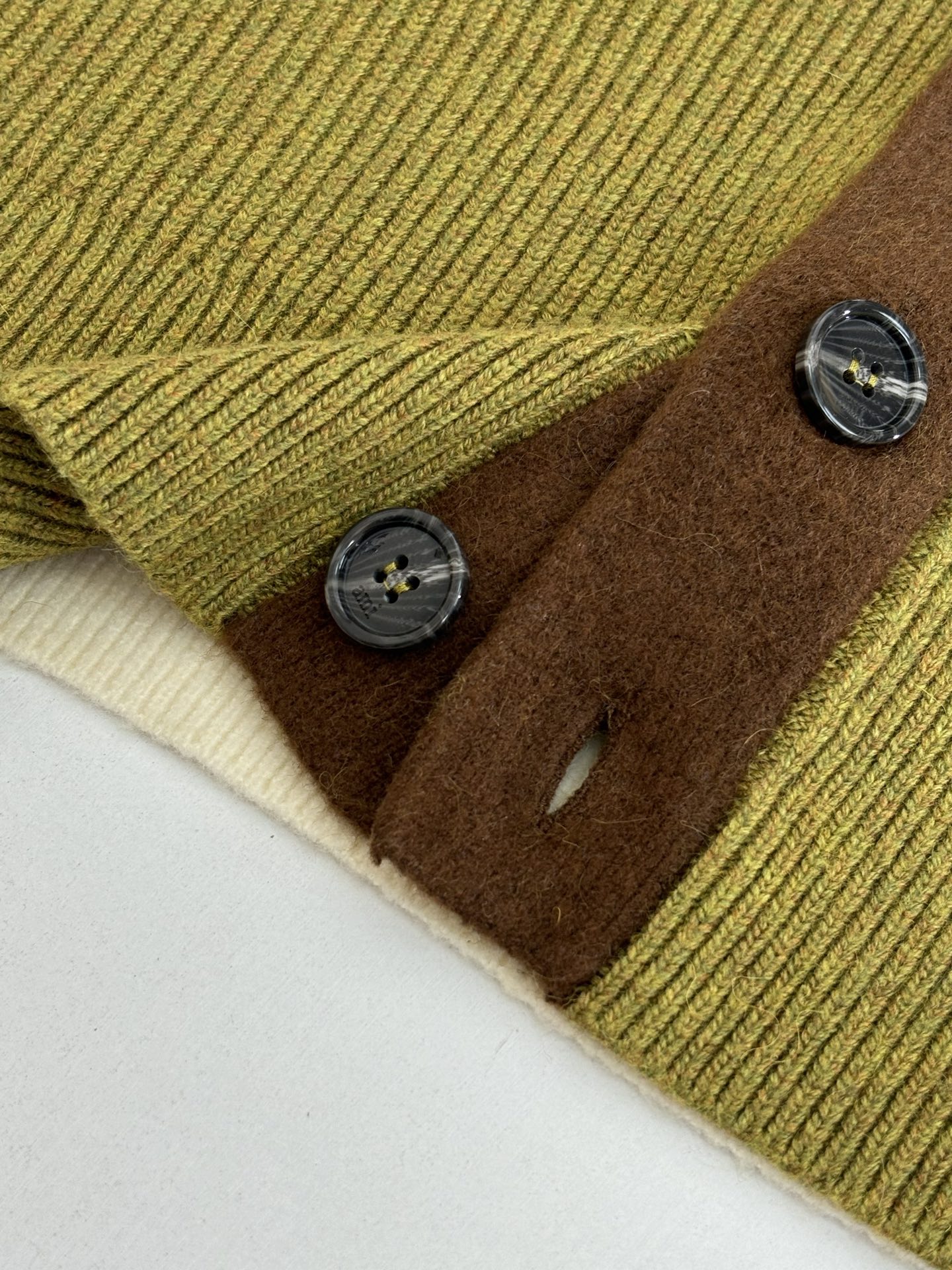 P295
Ami 爱心毛巾绣V领条纹针织开衫

Size：S/M/L/XL