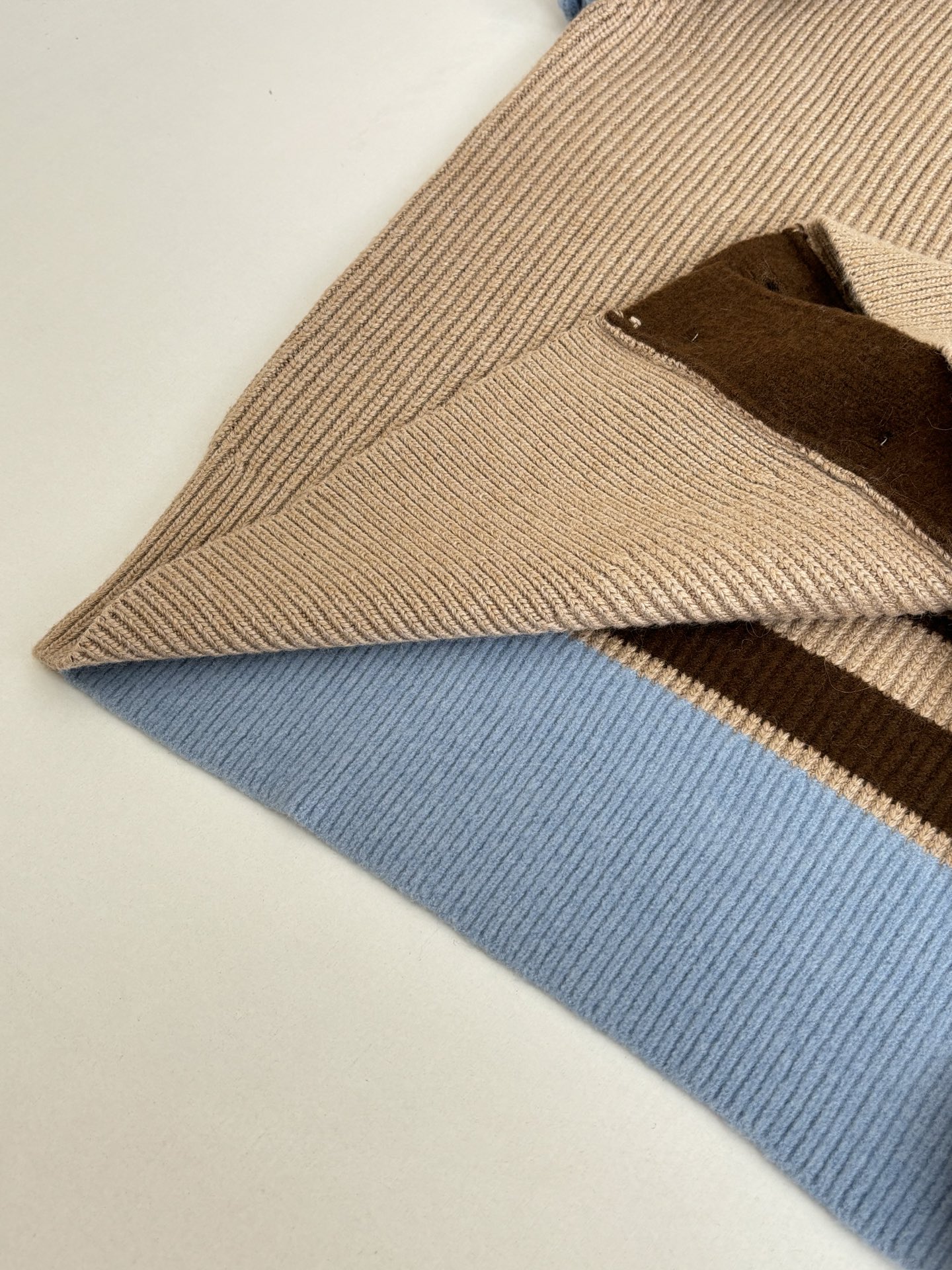 P295
Ami 爱心毛巾绣V领条纹针织开衫

Size：S/M/L/XL