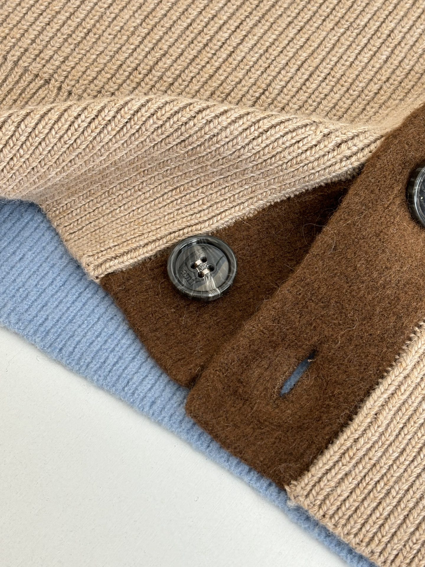 P295
Ami 爱心毛巾绣V领条纹针织开衫

Size：S/M/L/XL