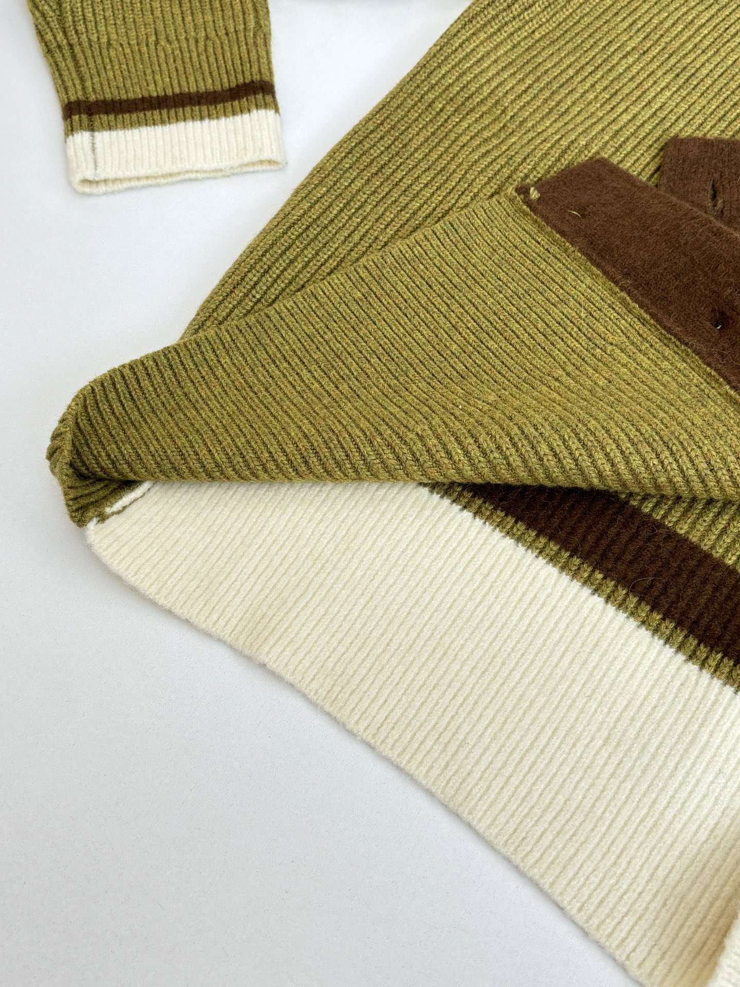 P295
Ami 爱心毛巾绣V领条纹针织开衫

Size：S/M/L/XL