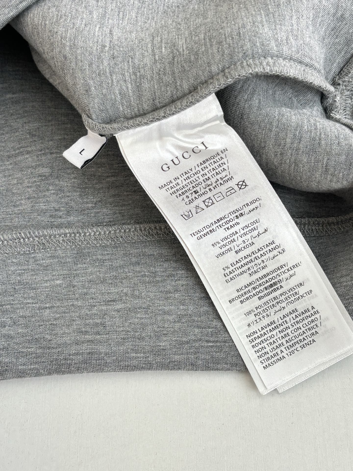 P168
Gucc*/古驰 FW25 同色刺绣空气棉连帽卫衣

2025早秋系列完满融合柔软质地与精致细节，缔就精致典雅的冬季衣橱单品。这款拉链夹克以古驰安可拉
红双层粘胶纤维针织面料打造，缀饰低调内敛的
Gucci刺绣。

Size：S/M/L/XL