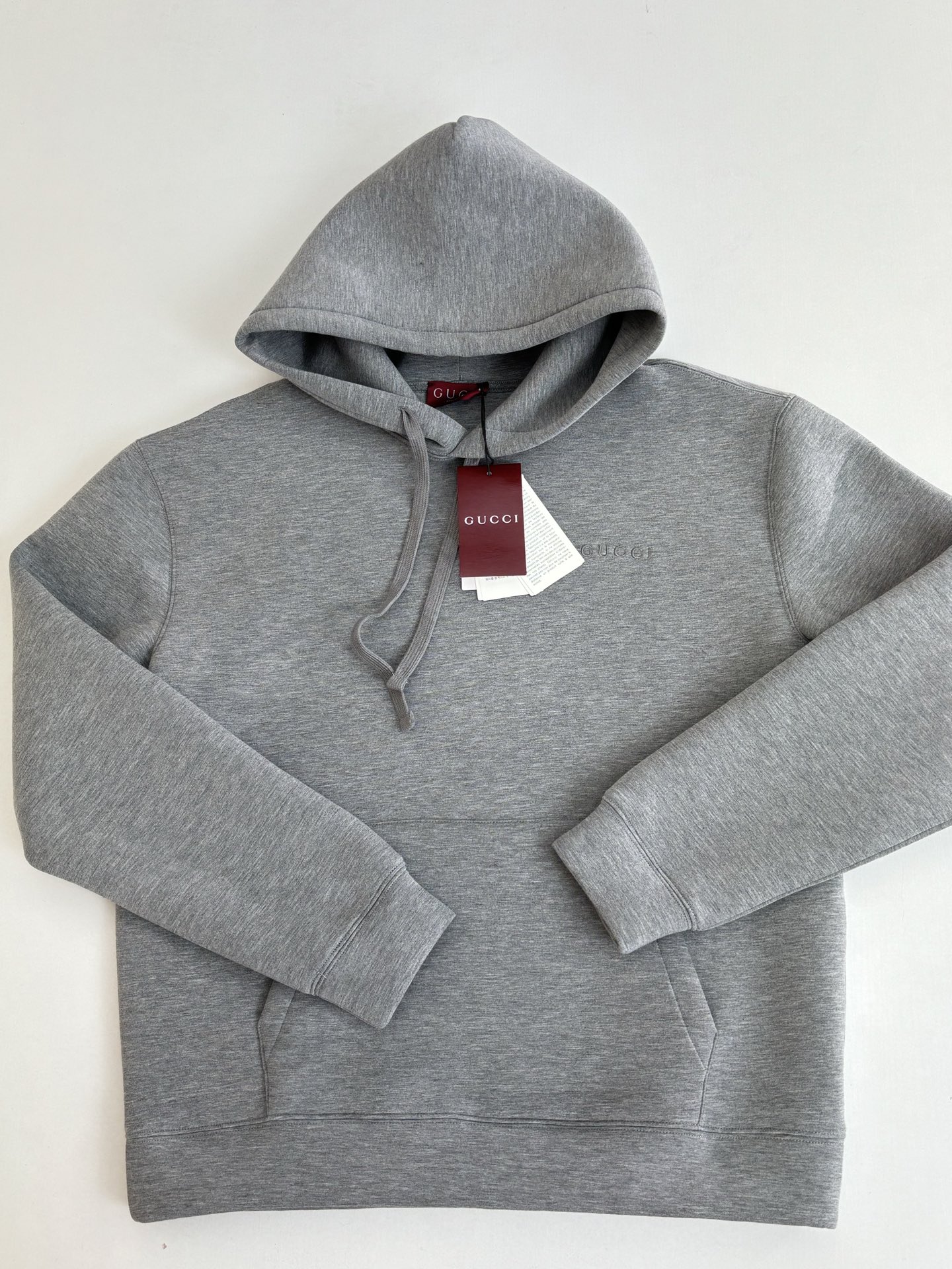 P168
Gucc*/古驰 FW25 同色刺绣空气棉连帽卫衣

2025早秋系列完满融合柔软质地与精致细节，缔就精致典雅的冬季衣橱单品。这款拉链夹克以古驰安可拉
红双层粘胶纤维针织面料打造，缀饰低调内敛的
Gucci刺绣。

Size：S/M/L/XL