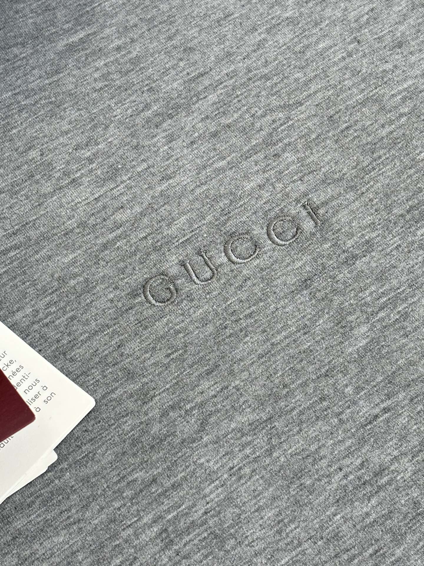 P168
Gucc*/古驰 FW25 同色刺绣空气棉连帽卫衣

2025早秋系列完满融合柔软质地与精致细节，缔就精致典雅的冬季衣橱单品。这款拉链夹克以古驰安可拉
红双层粘胶纤维针织面料打造，缀饰低调内敛的
Gucci刺绣。

Size：S/M/L/XL